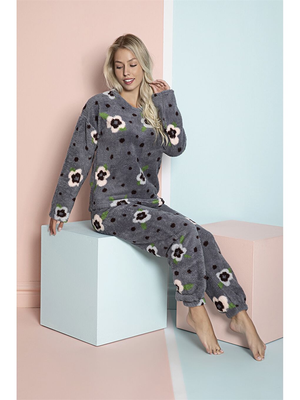 Gri Bisiklet Yaka Desenli Uzun Kollu Pelüş Kadın Pijama Takımı-1