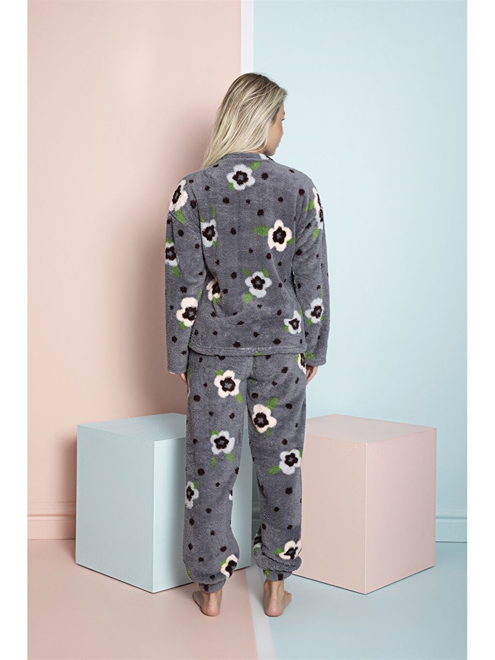 Gri Bisiklet Yaka Desenli Uzun Kollu Pelüş Kadın Pijama Takımı-2