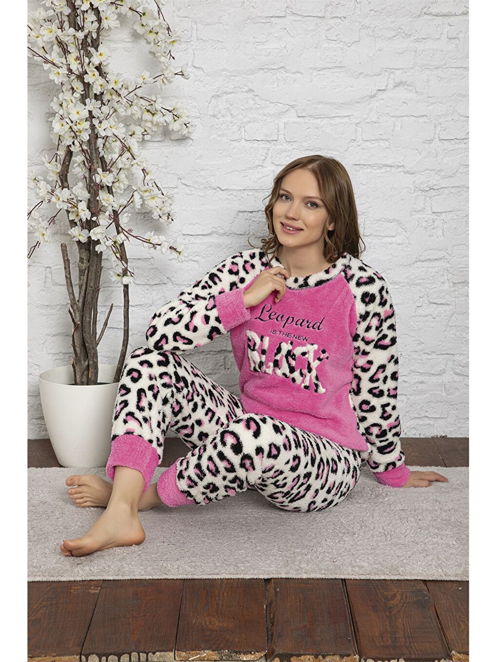 Pembe Bisiklet Yaka Desenli Uzun Kollu Pelüş Kadın Pijama Takımı-1