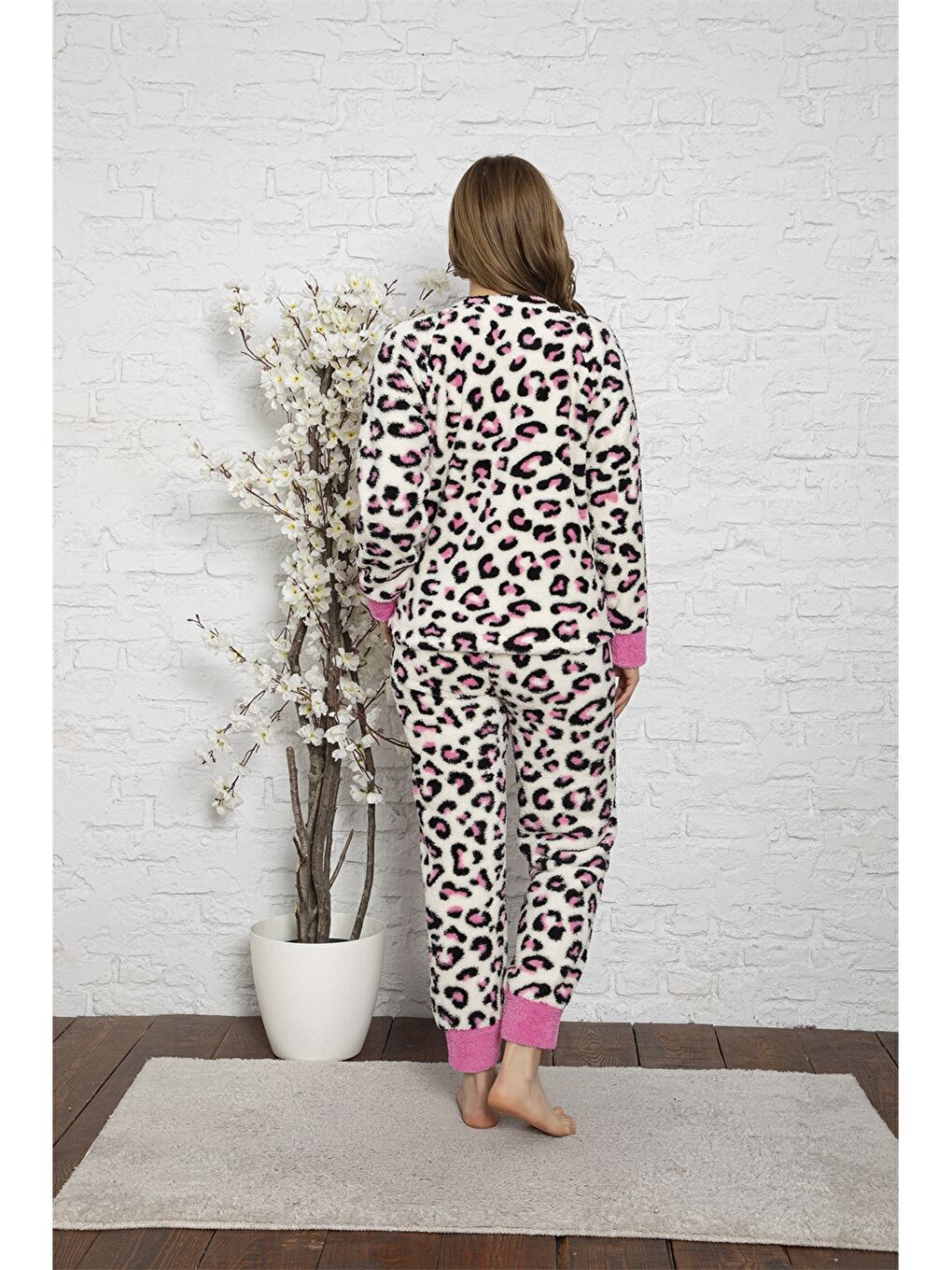 Pembe Bisiklet Yaka Desenli Uzun Kollu Pelüş Kadın Pijama Takımı-2