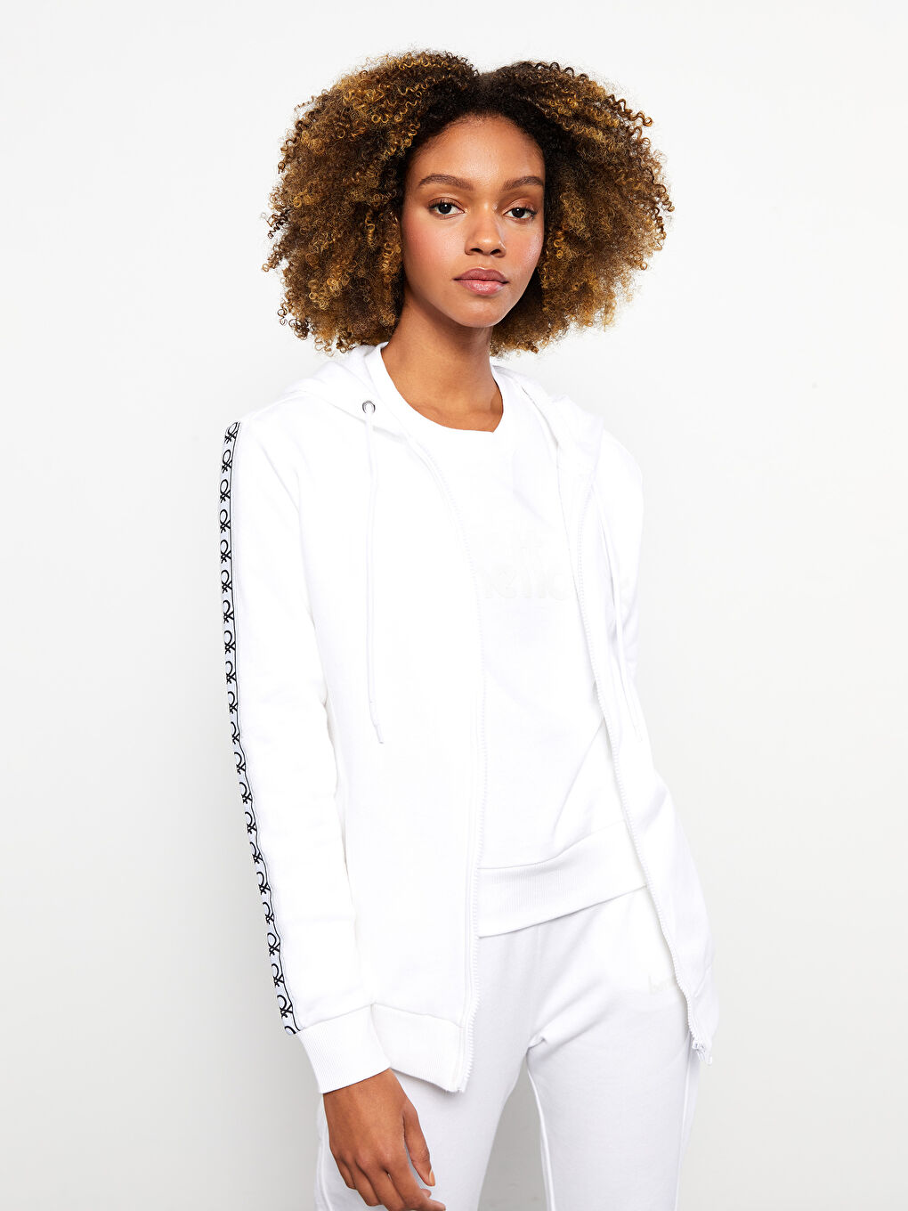 Beyaz Kapüşonlu Desenli Uzun Kollu Kadın Sweatshirt-1