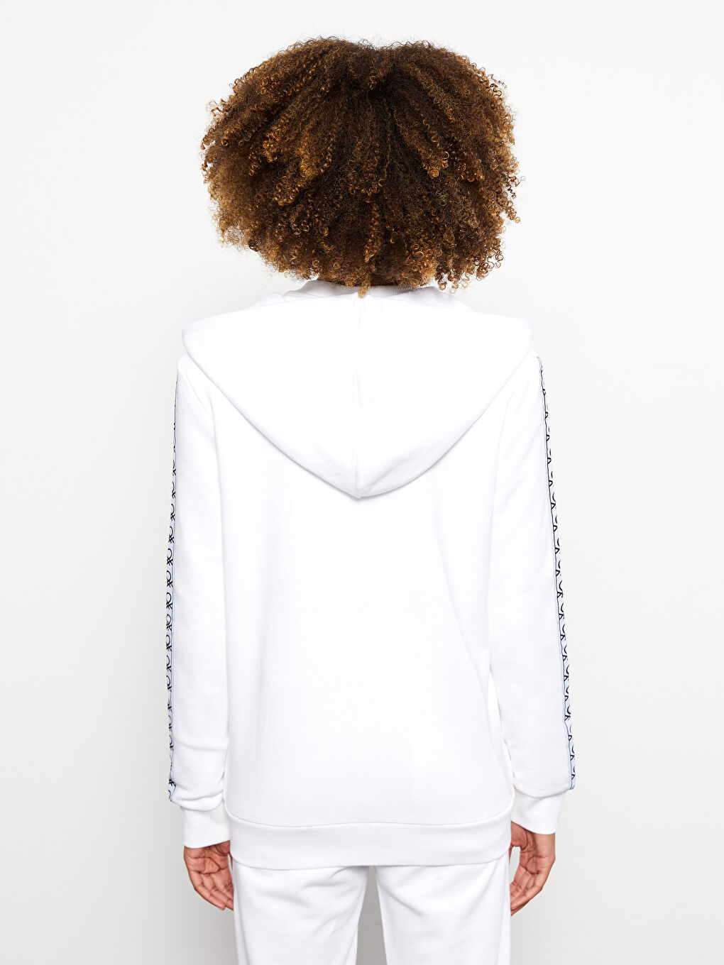 Beyaz Kapüşonlu Desenli Uzun Kollu Kadın Sweatshirt-4