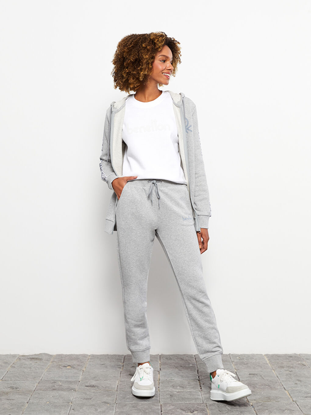 Gri Beli Lastikli Baskılı Cep Detaylı Kadın Eşofman Altı-1