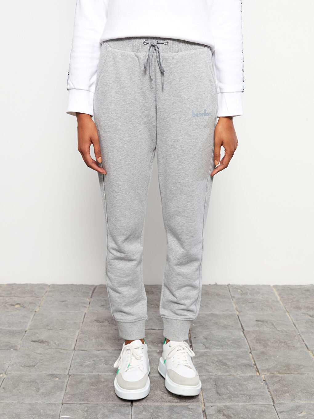 Gri Beli Lastikli Baskılı Cep Detaylı Kadın Eşofman Altı-2