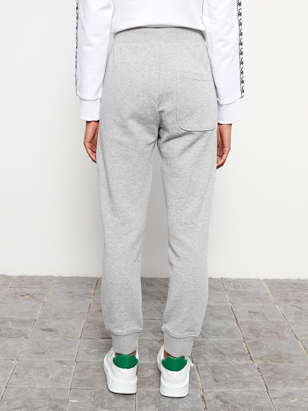 Gri Beli Lastikli Baskılı Cep Detaylı Kadın Eşofman Altı-3