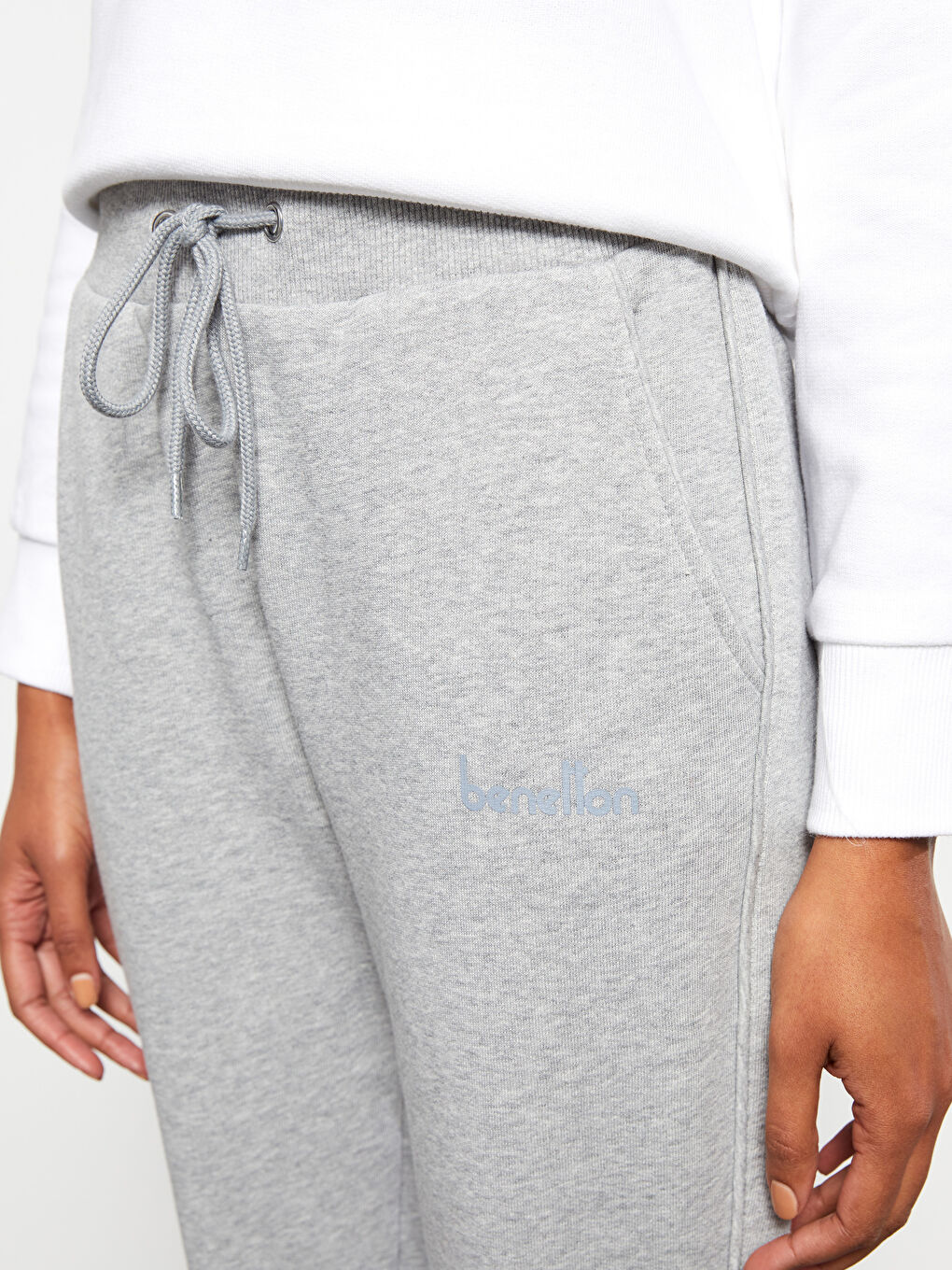 Gri Beli Lastikli Baskılı Cep Detaylı Kadın Eşofman Altı-4