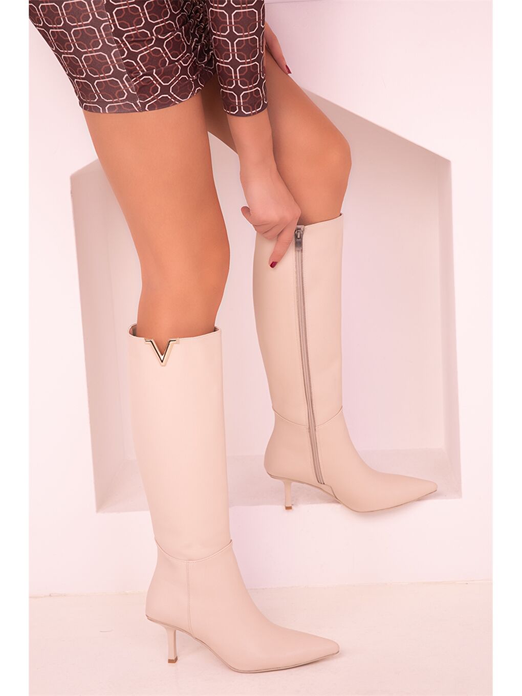 Bej Deri Görünümlü Fermuarlı Kadın Çizme