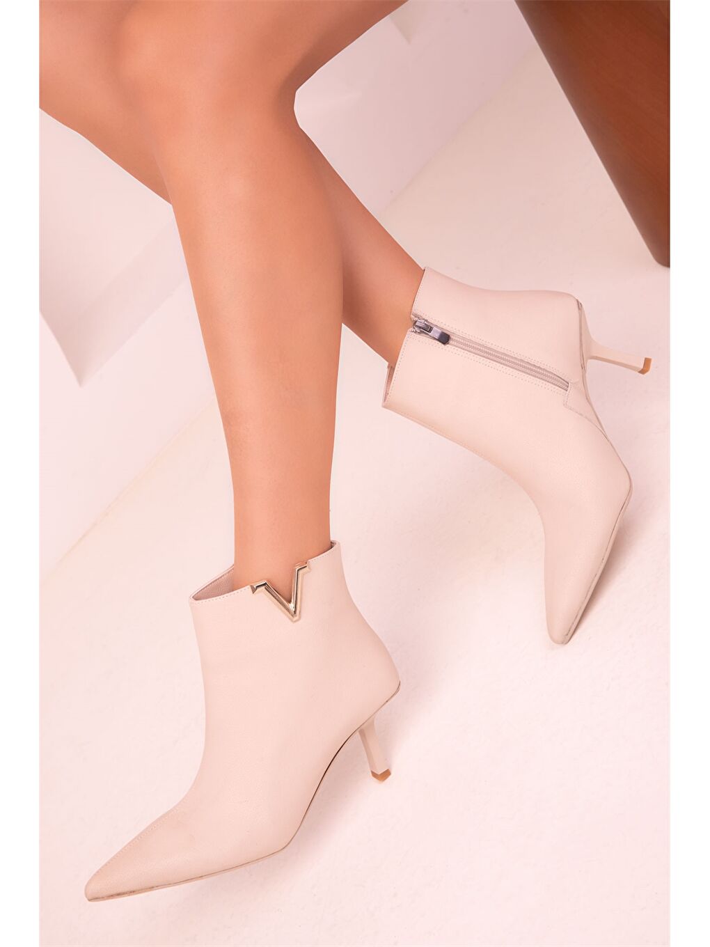 Bej Süet Görünümlü Topuklu Kadın Bot-1