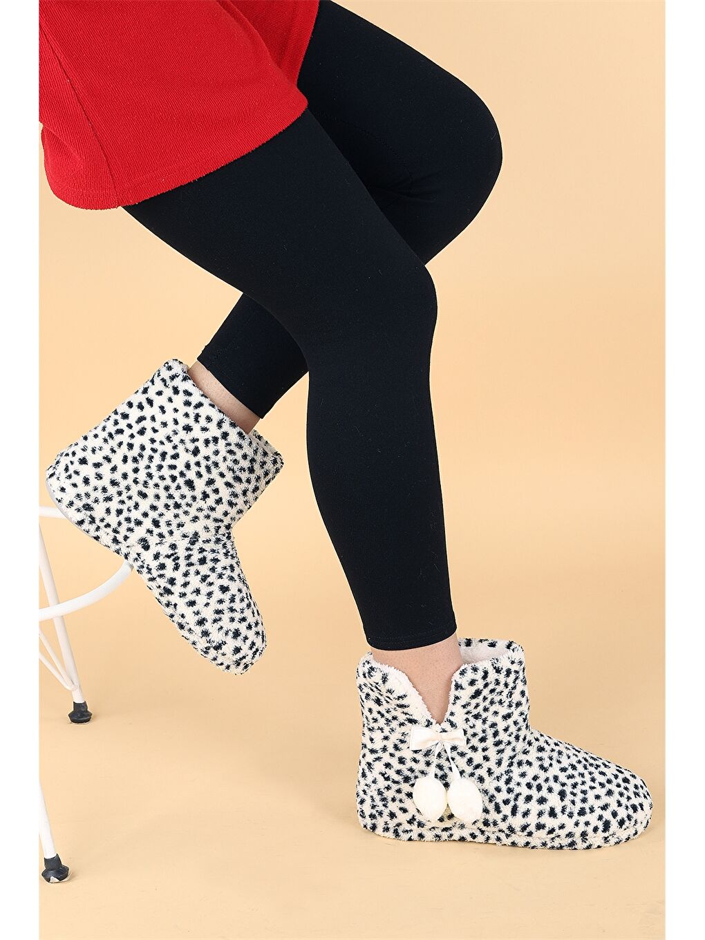 Siyah Ponpon Detaylı Desenli Kadın Ev Botu