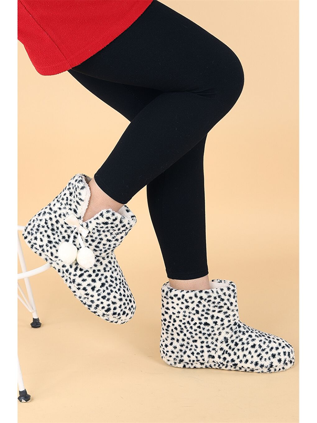 Siyah Ponpon Detaylı Desenli Kadın Ev Botu-1