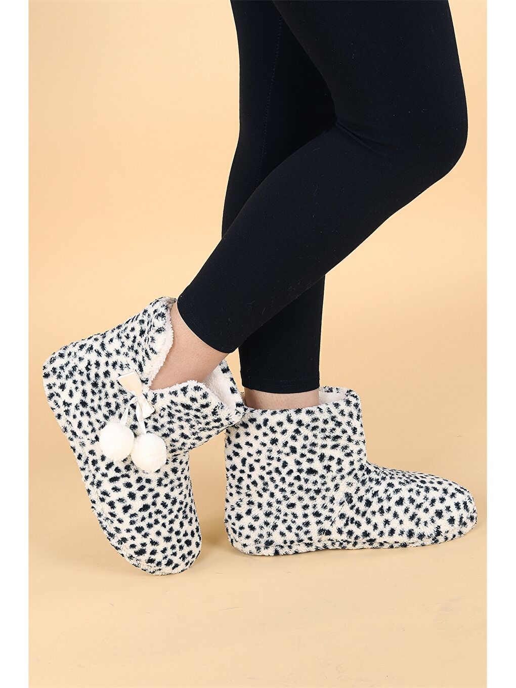 Siyah Ponpon Detaylı Desenli Kadın Ev Botu-2