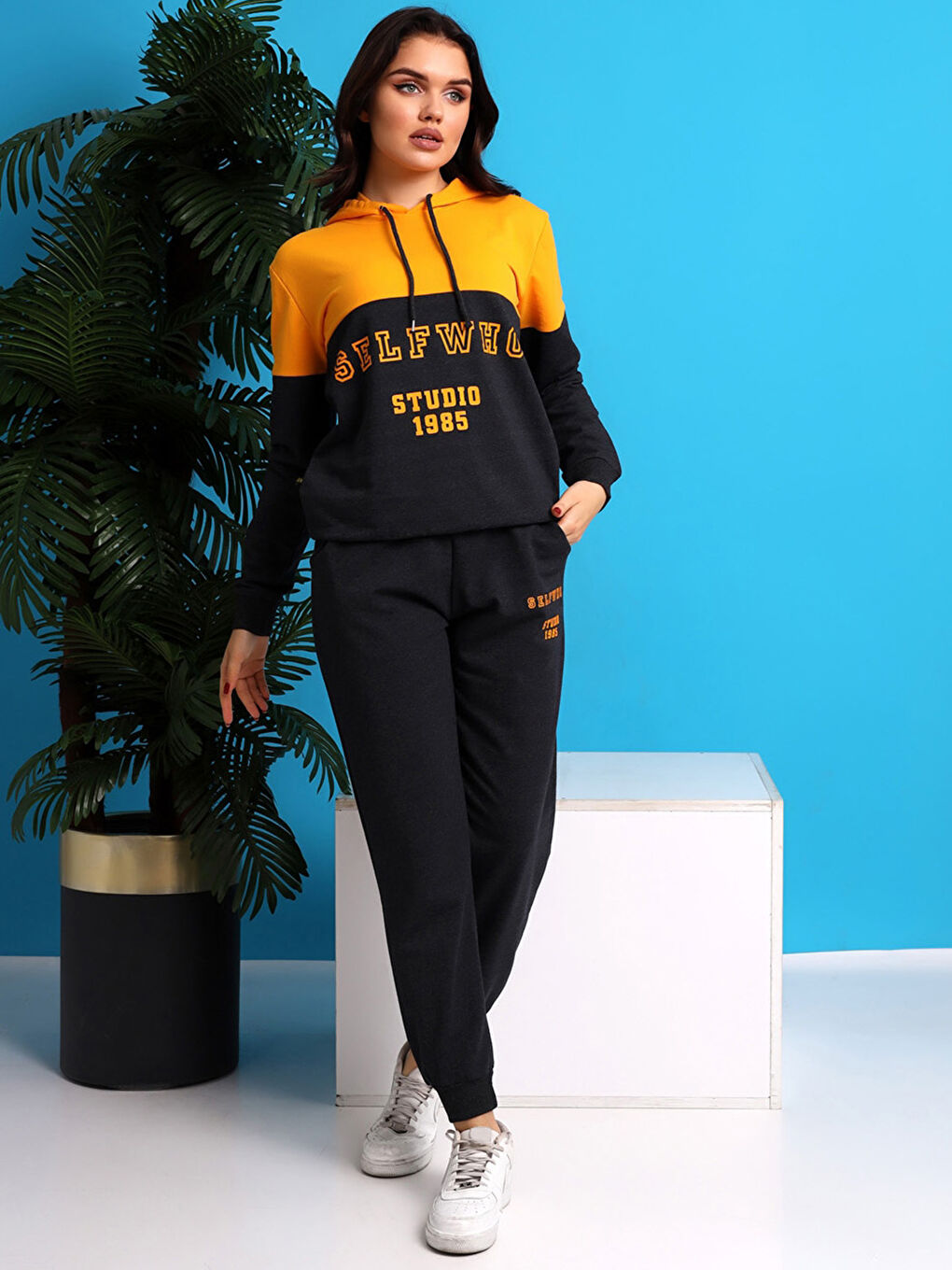 Sarı Kapüşonlu Baskılı Uzun Kollu Kadın Eşofman Takımı-1