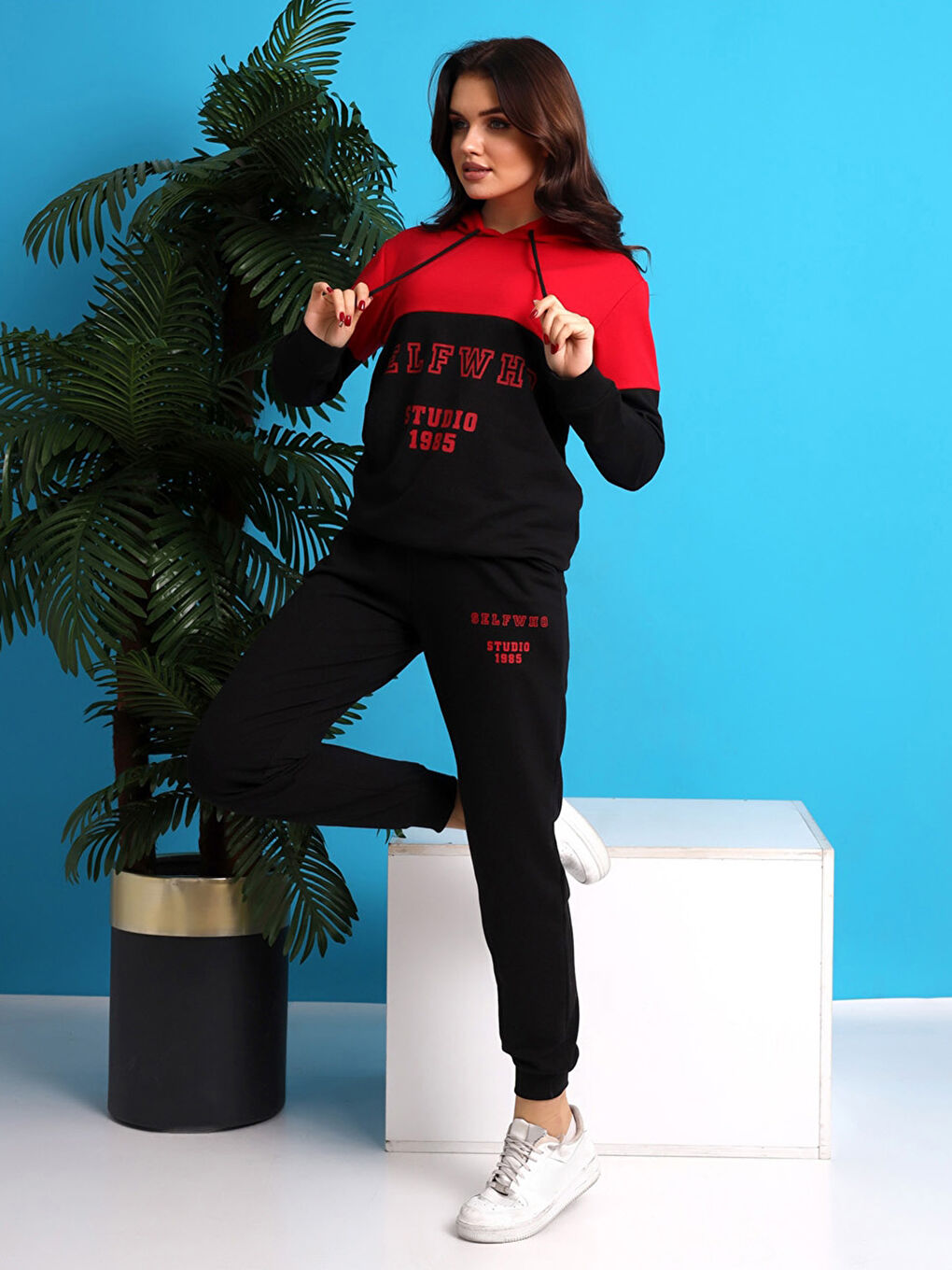 Kırmızı Kapüşonlu Baskılı Uzun Kollu Kadın Eşofman Takımı-1