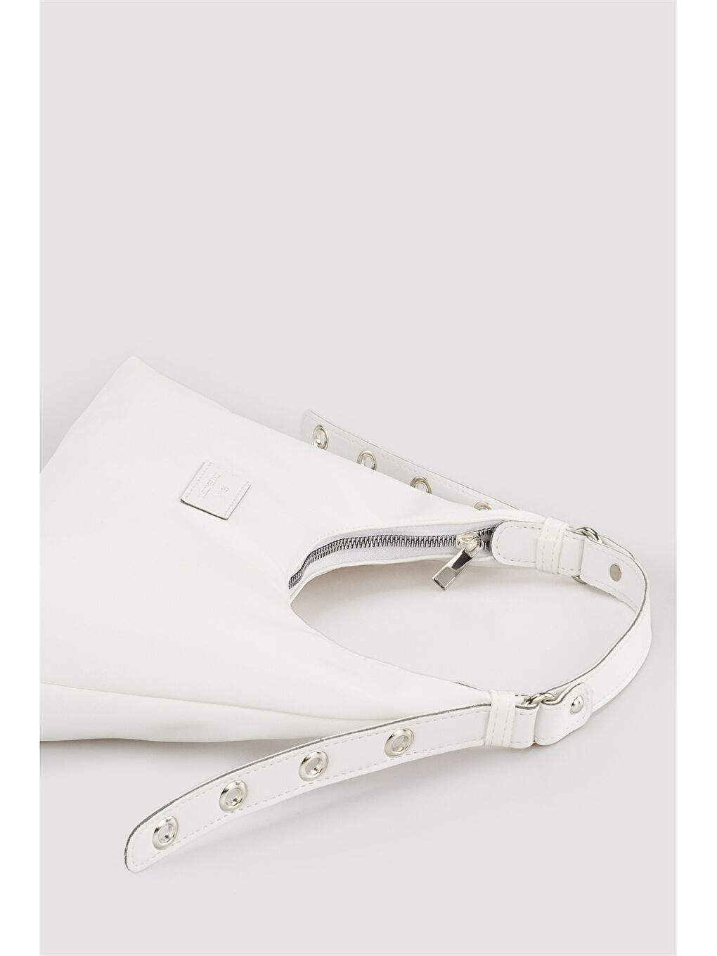 Beyaz Etiket Baskılı Kadın Kol Çantası-2