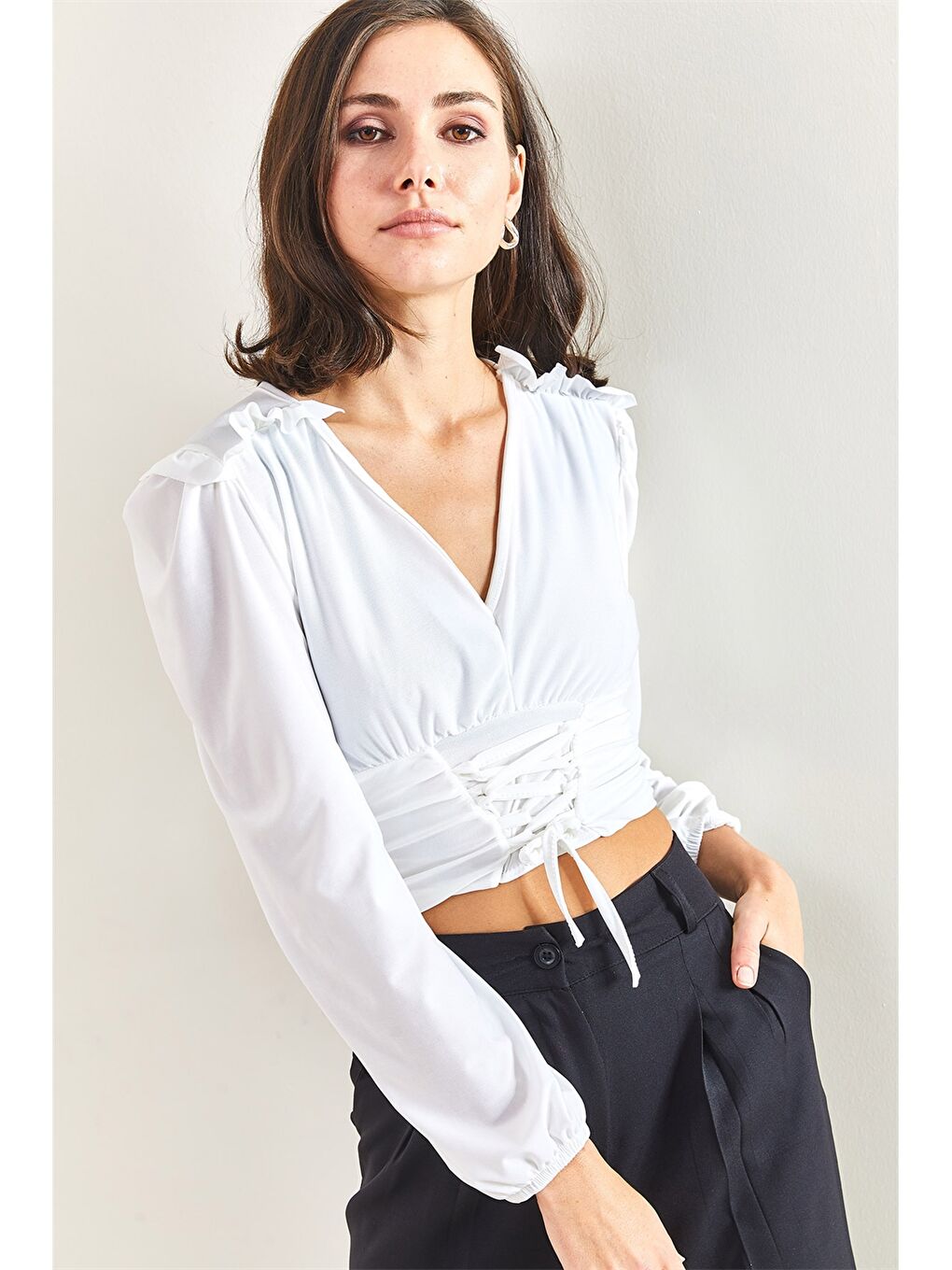 Beyaz V Yaka Düz Uzun Kollu Crop Kadın Bluz