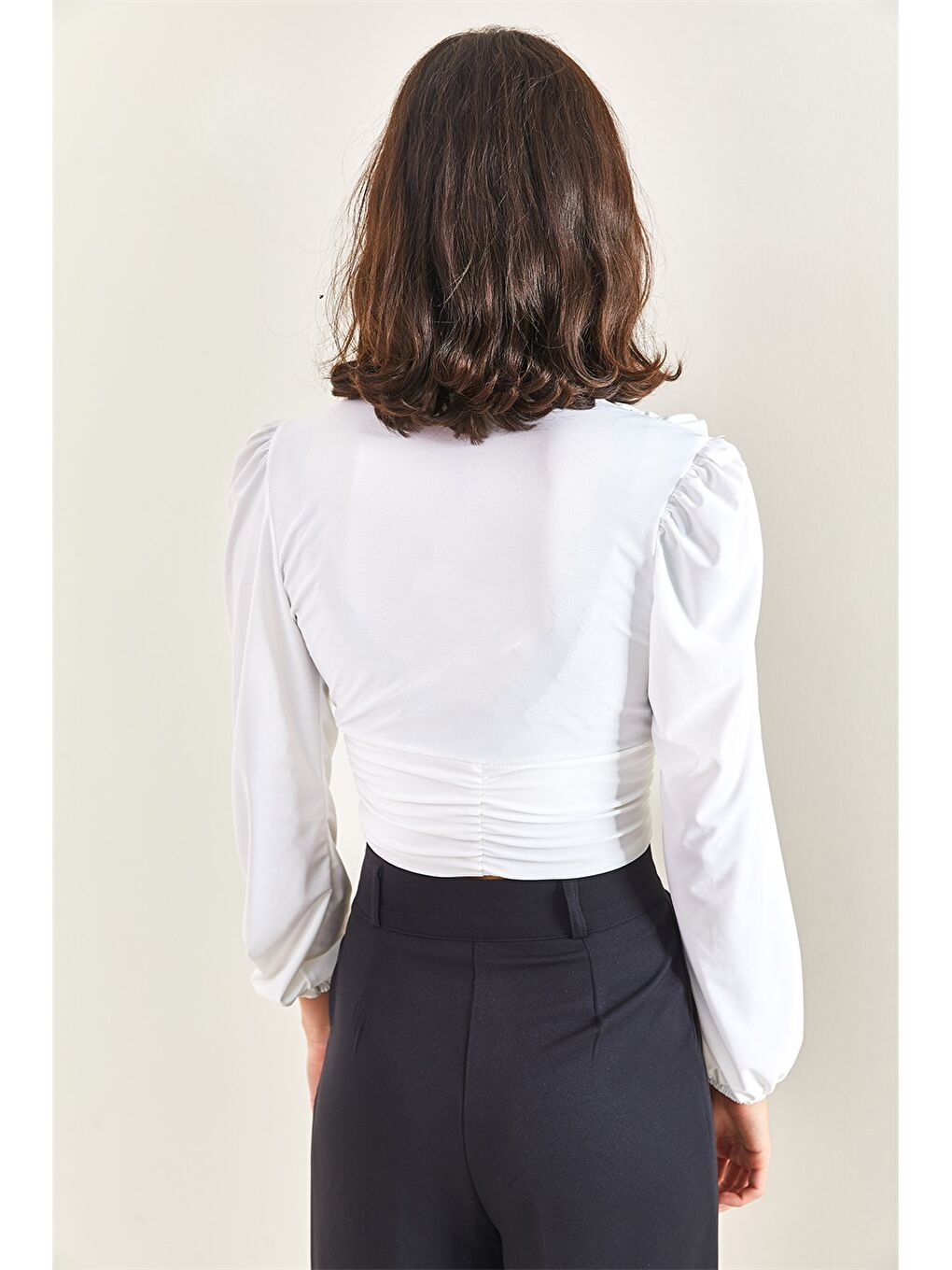 Beyaz V Yaka Düz Uzun Kollu Crop Kadın Bluz-3