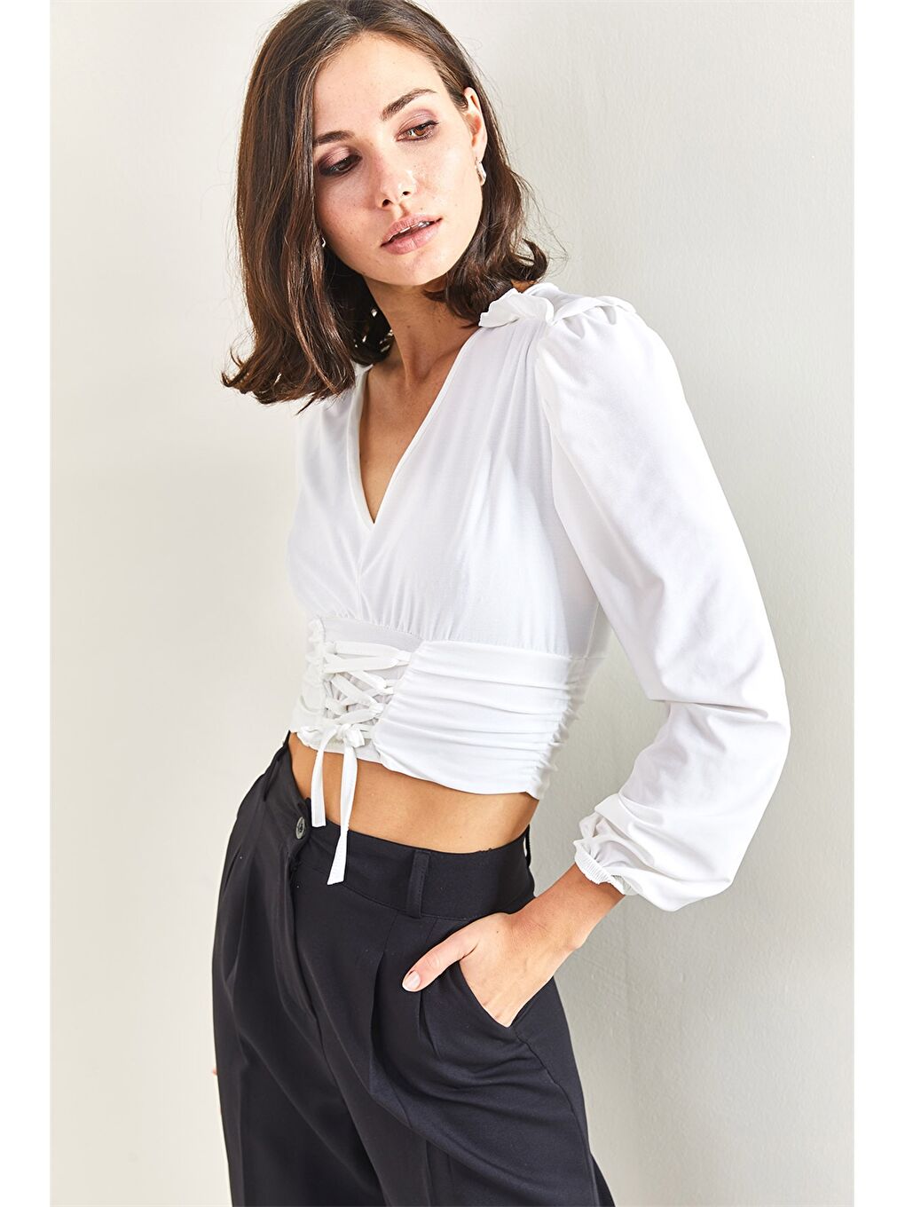 Beyaz V Yaka Düz Uzun Kollu Crop Kadın Bluz-6