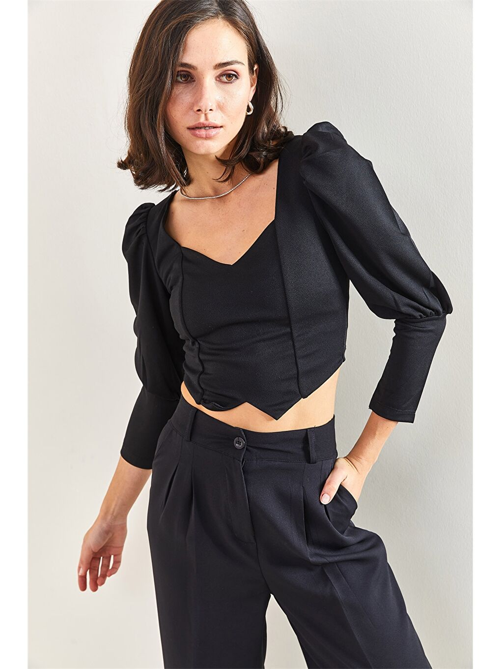 Siyah Kalp Yaka Düz Uzun Kollu Crop Kadın Bluz-1