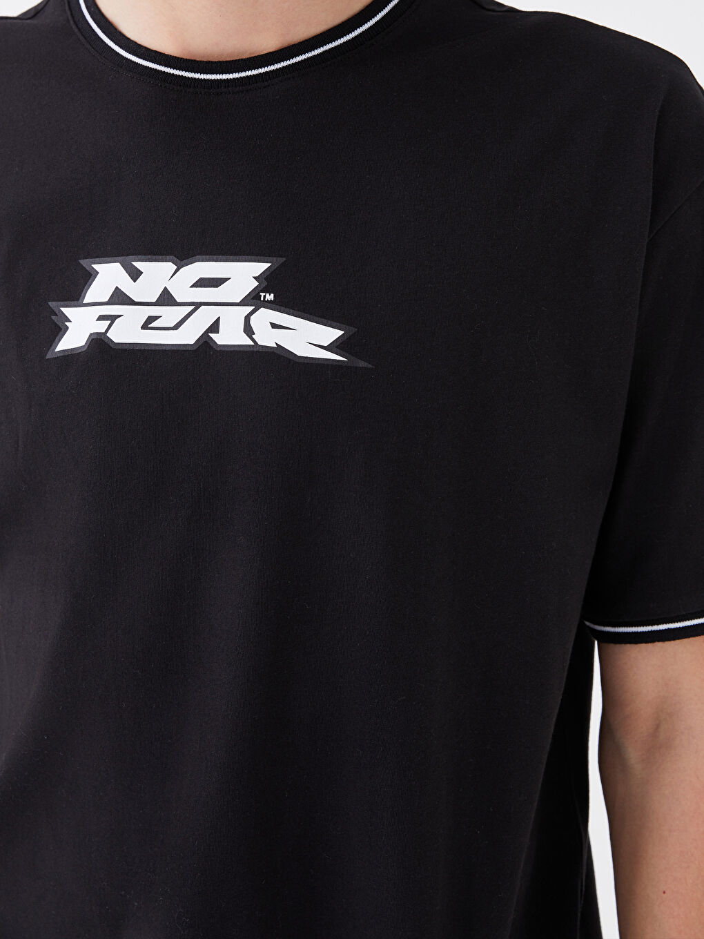 Siyah Bisiklet Yaka Kısa Kollu Baskılı Erkek Tişört-4