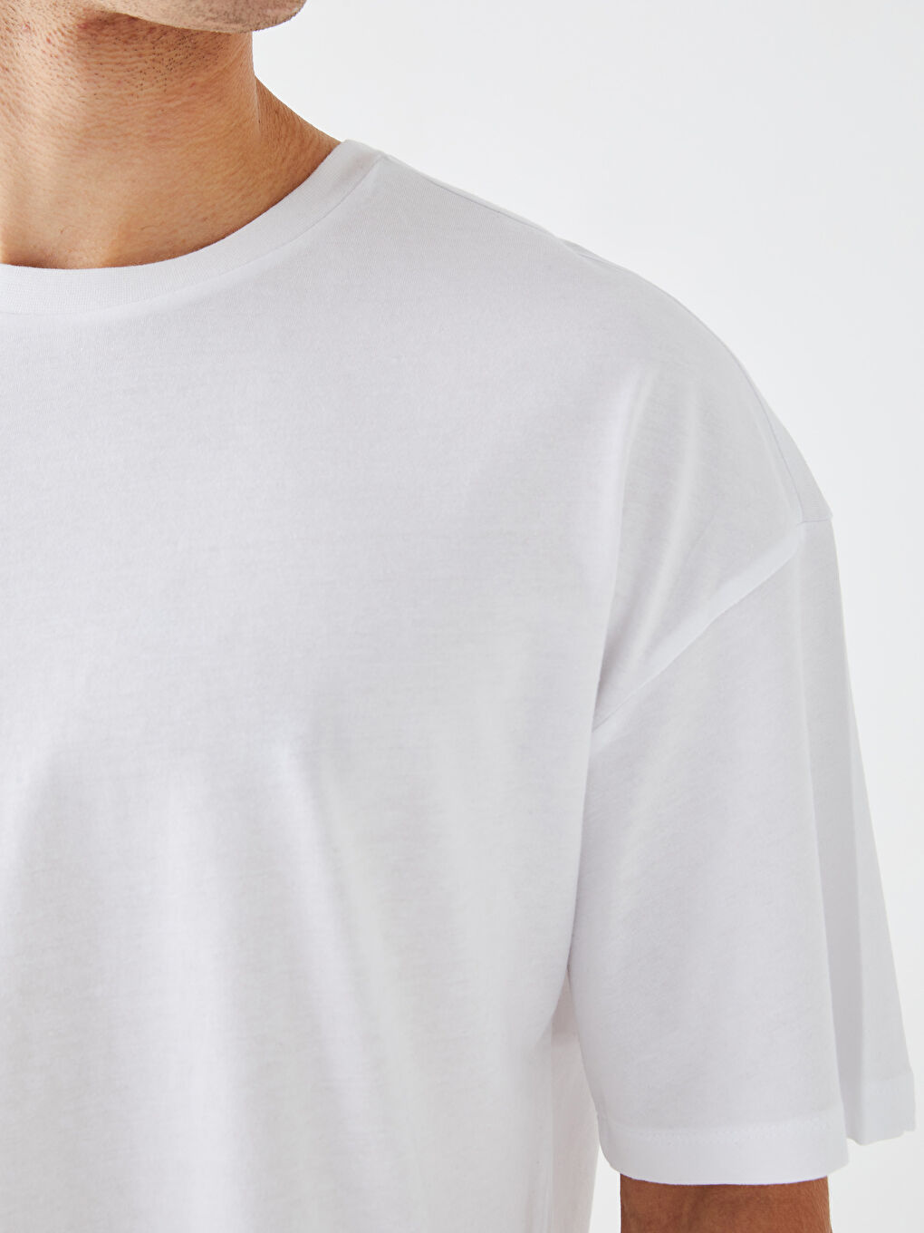 Beyaz Oversize Bisiklet Yaka Kısa Kollu Erkek Tişört-3
