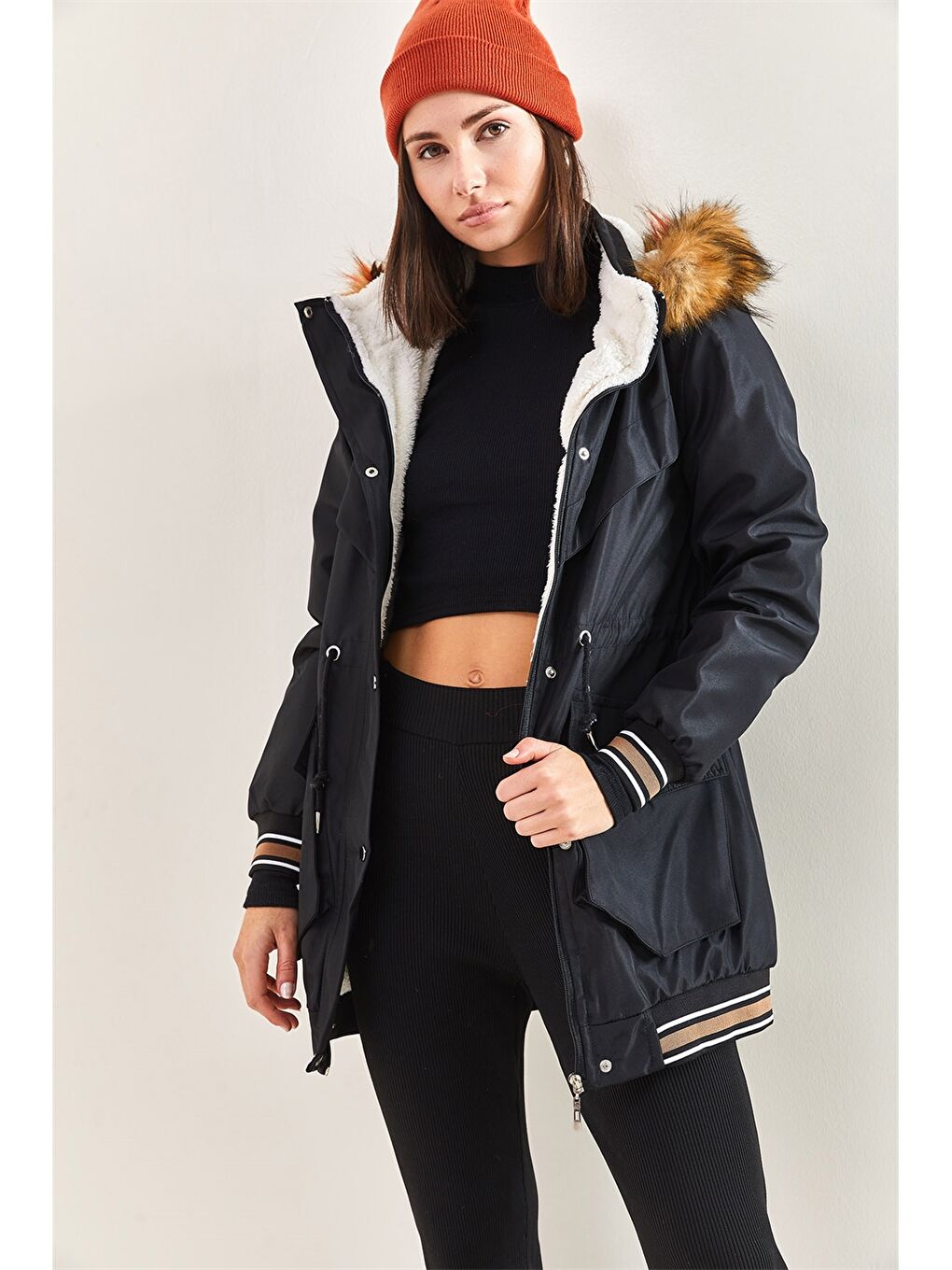 Siyah Kapüşon Yaka Kürk Detaylı Düz Uzun Kollu Kadın Mont