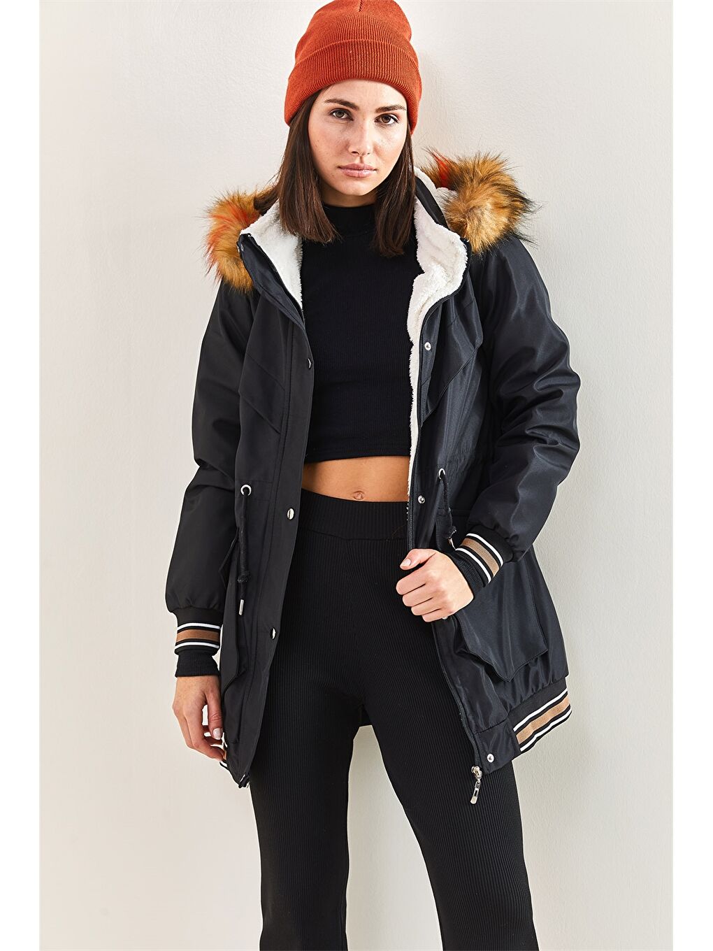 Siyah Kapüşon Yaka Kürk Detaylı Düz Uzun Kollu Kadın Mont-1