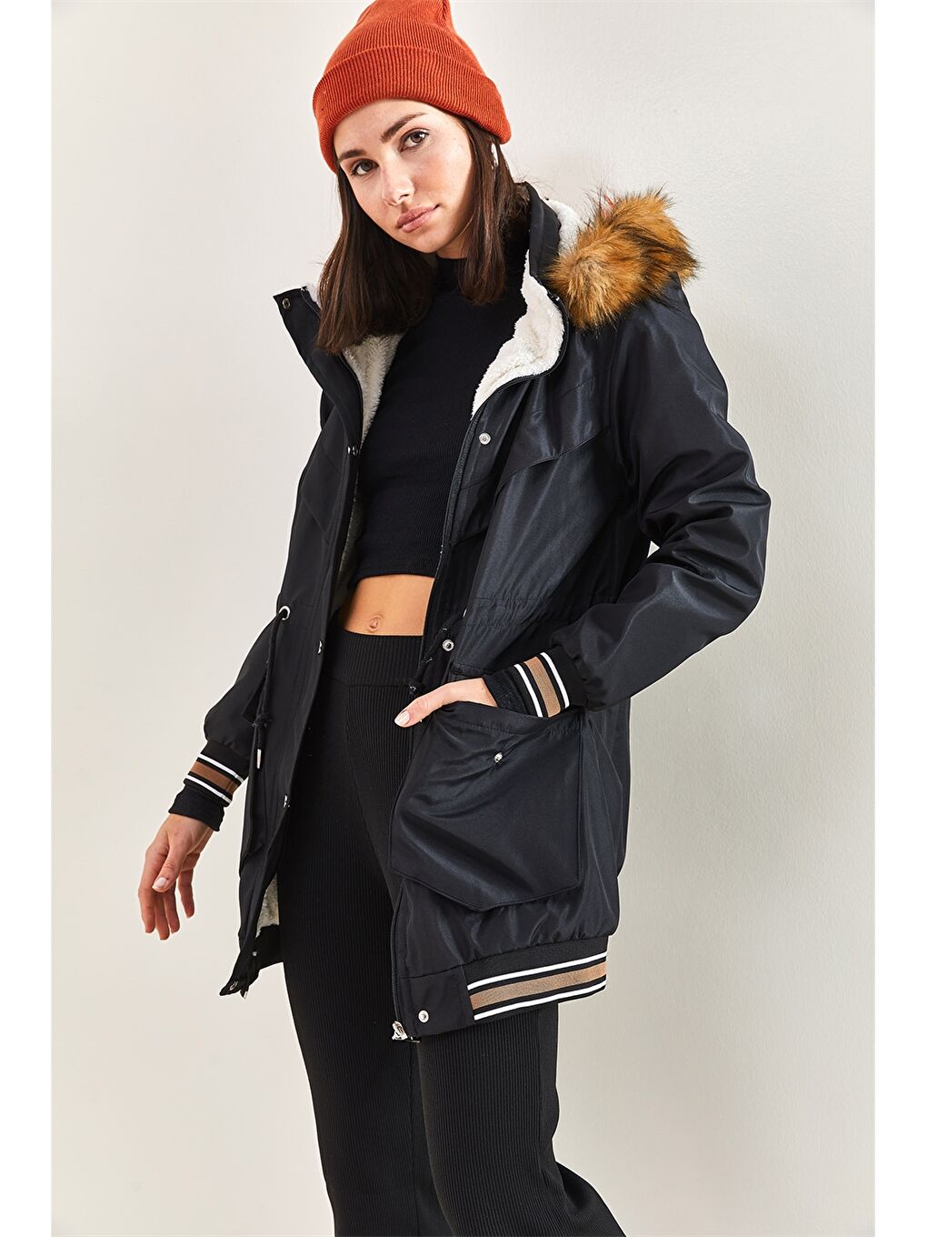 Siyah Kapüşon Yaka Kürk Detaylı Düz Uzun Kollu Kadın Mont-2