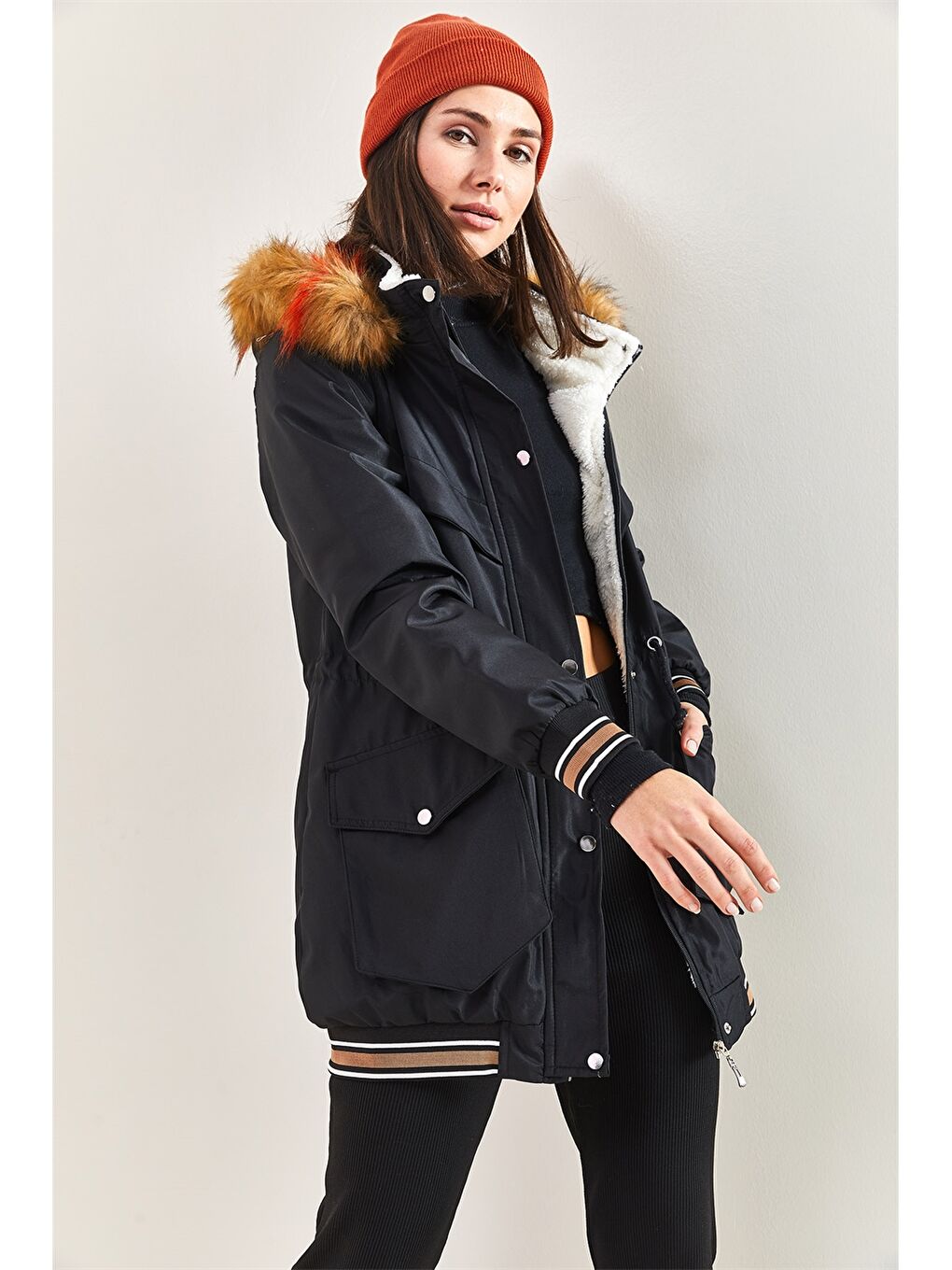 Siyah Kapüşon Yaka Kürk Detaylı Düz Uzun Kollu Kadın Mont-3