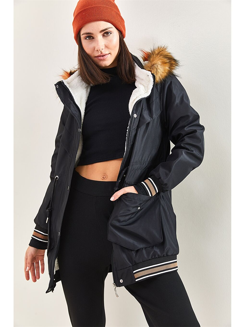 Siyah Kapüşon Yaka Kürk Detaylı Düz Uzun Kollu Kadın Mont-4