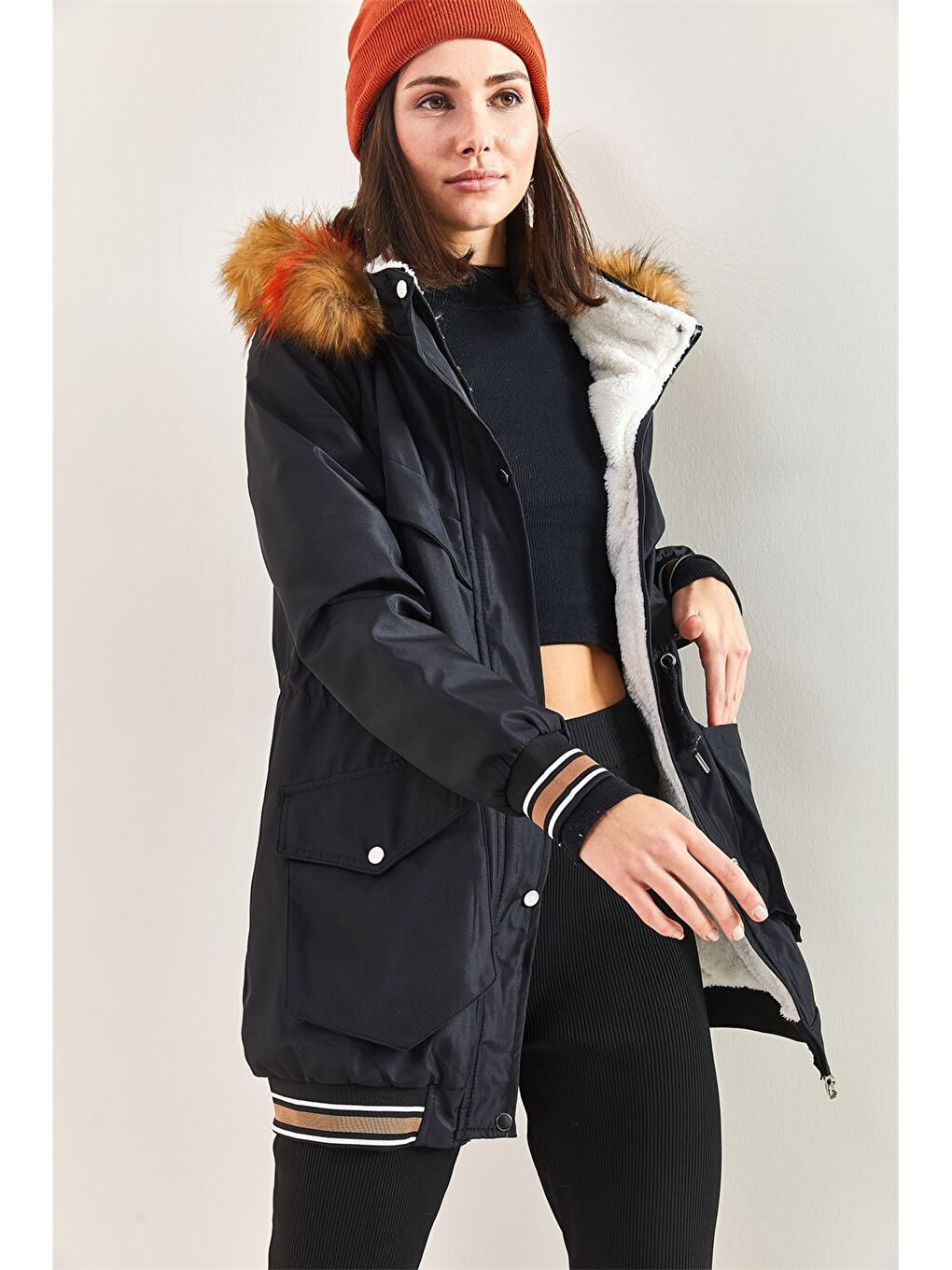 Siyah Kapüşon Yaka Kürk Detaylı Düz Uzun Kollu Kadın Mont-6