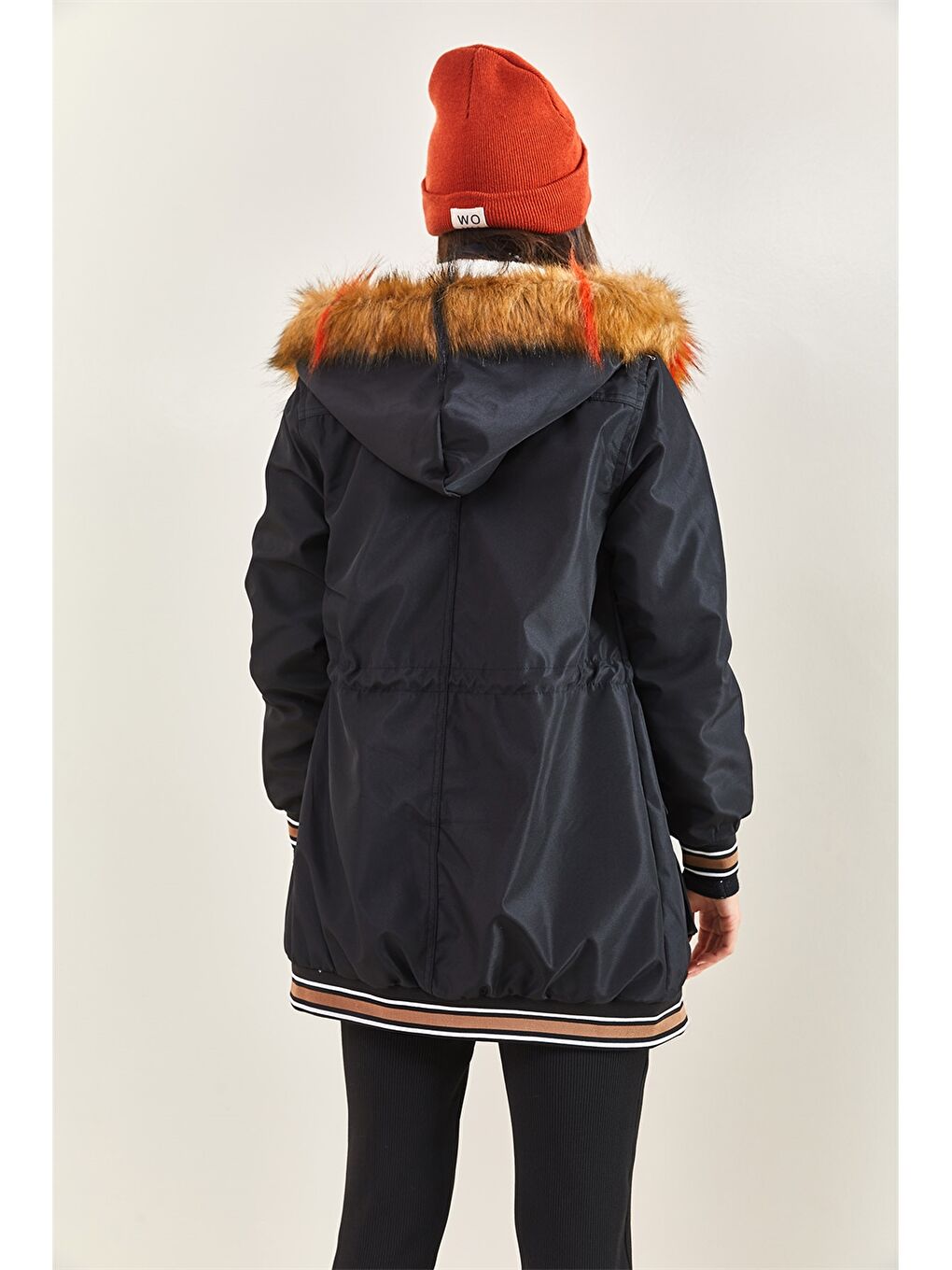 Siyah Kapüşon Yaka Kürk Detaylı Düz Uzun Kollu Kadın Mont-7