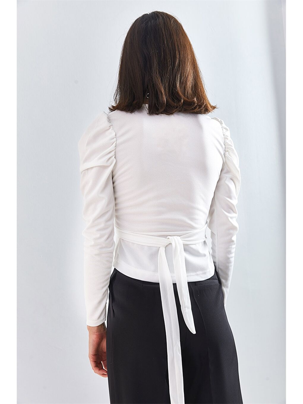 Beyaz Kruvaze Yaka Uzun Kollu Kadın Bluz-1