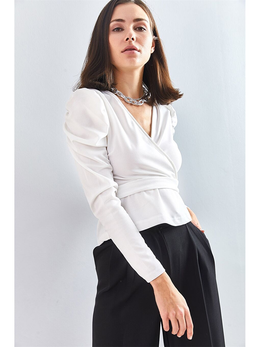 Beyaz Kruvaze Yaka Uzun Kollu Kadın Bluz-4