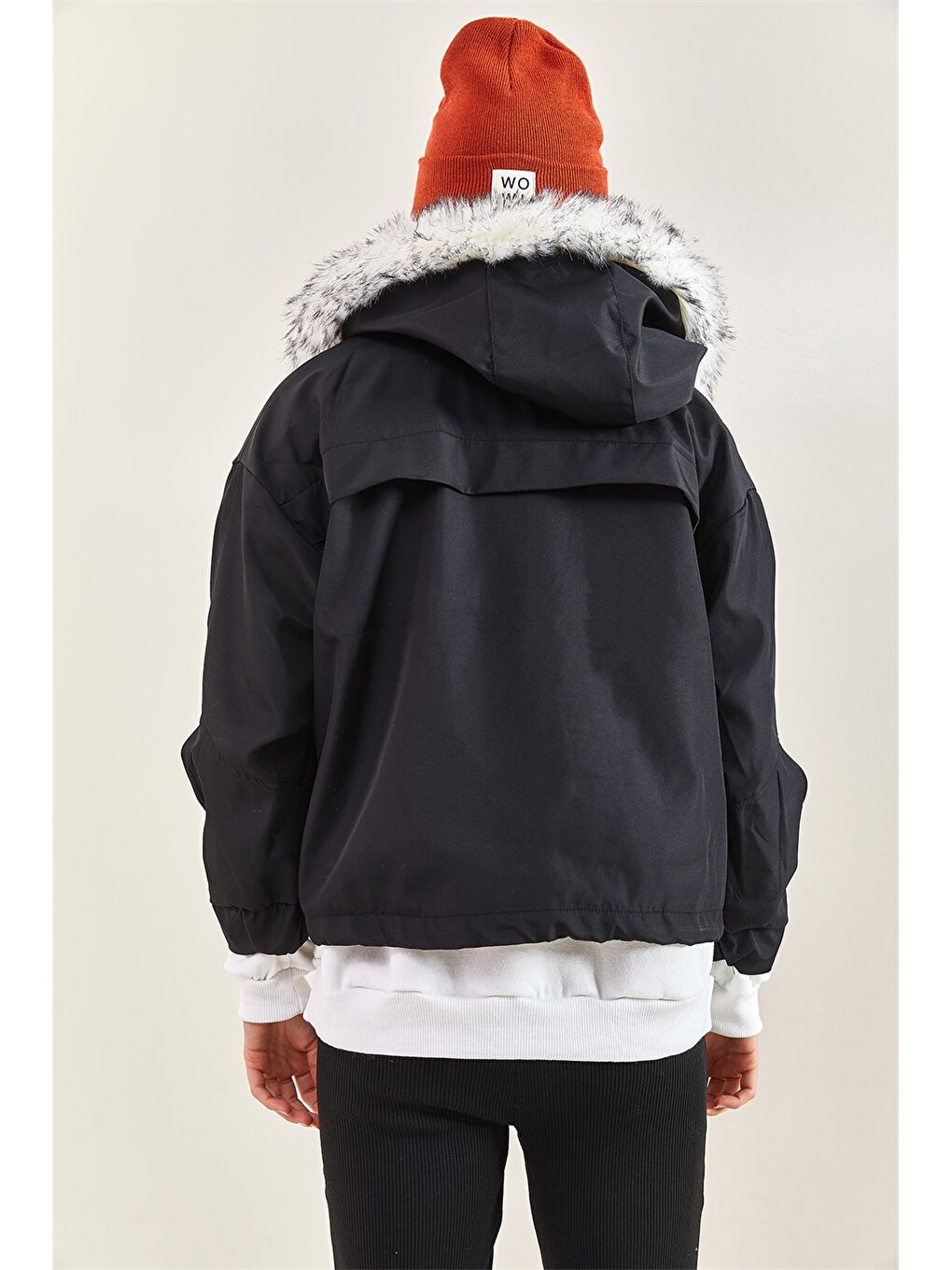 Siyah Kapüşon Yaka Kürk Detaylı Düz Uzun Kollu Kadın Mont-1