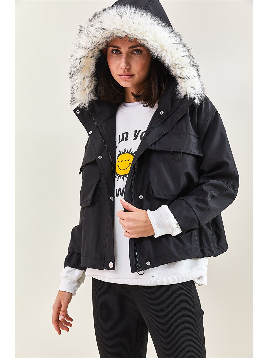 Siyah Kapüşon Yaka Kürk Detaylı Düz Uzun Kollu Kadın Mont-2