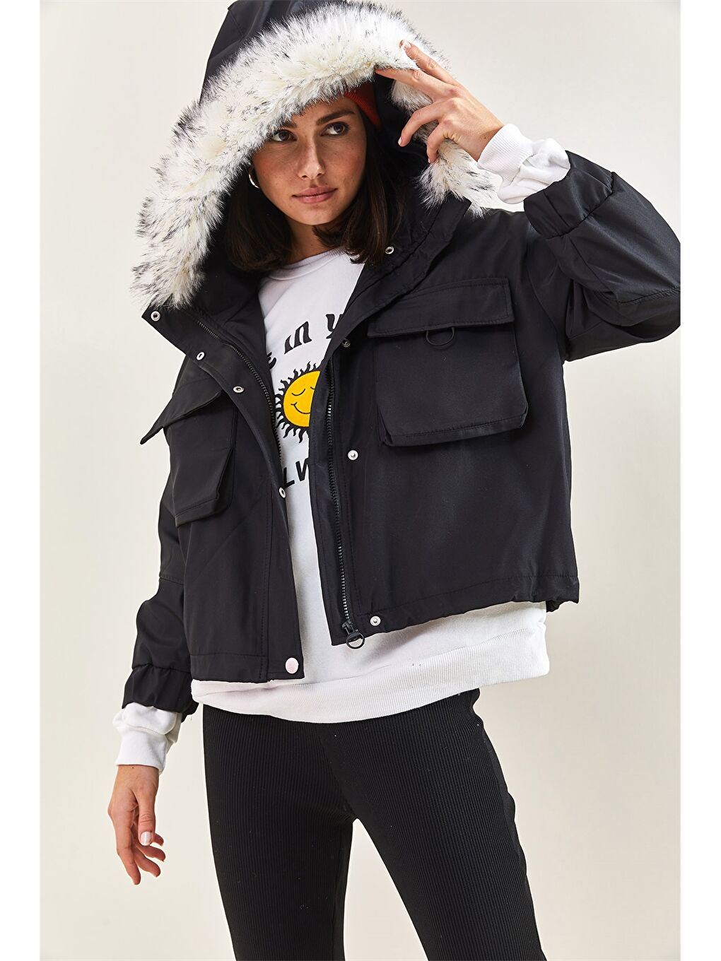 Siyah Kapüşon Yaka Kürk Detaylı Düz Uzun Kollu Kadın Mont-3