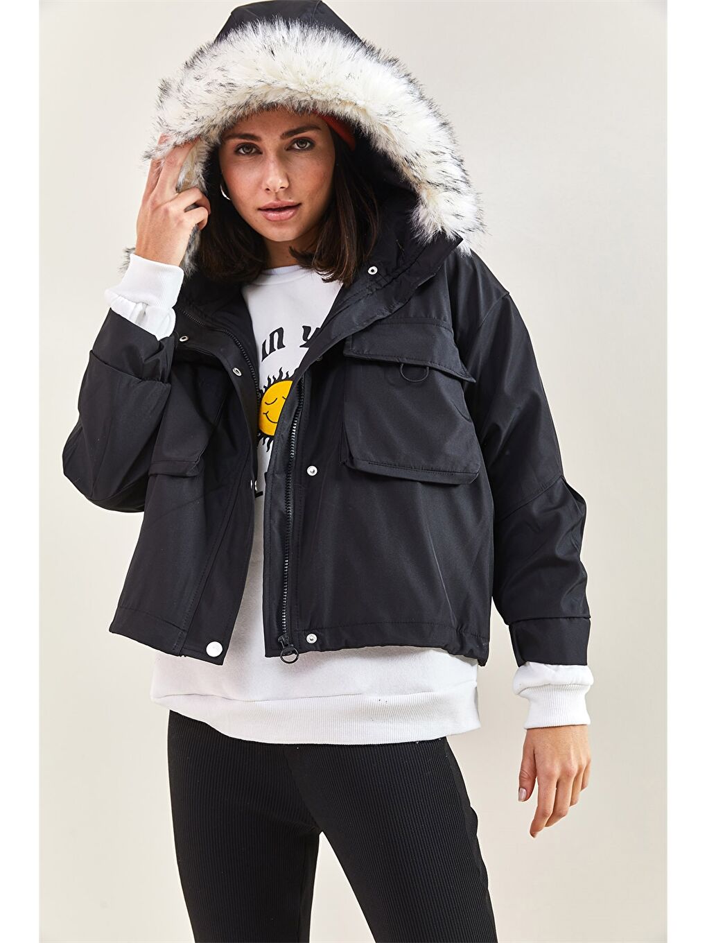 Siyah Kapüşon Yaka Kürk Detaylı Düz Uzun Kollu Kadın Mont-4