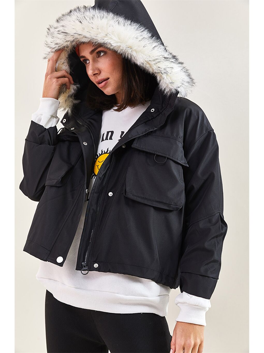 Siyah Kapüşon Yaka Kürk Detaylı Düz Uzun Kollu Kadın Mont-5