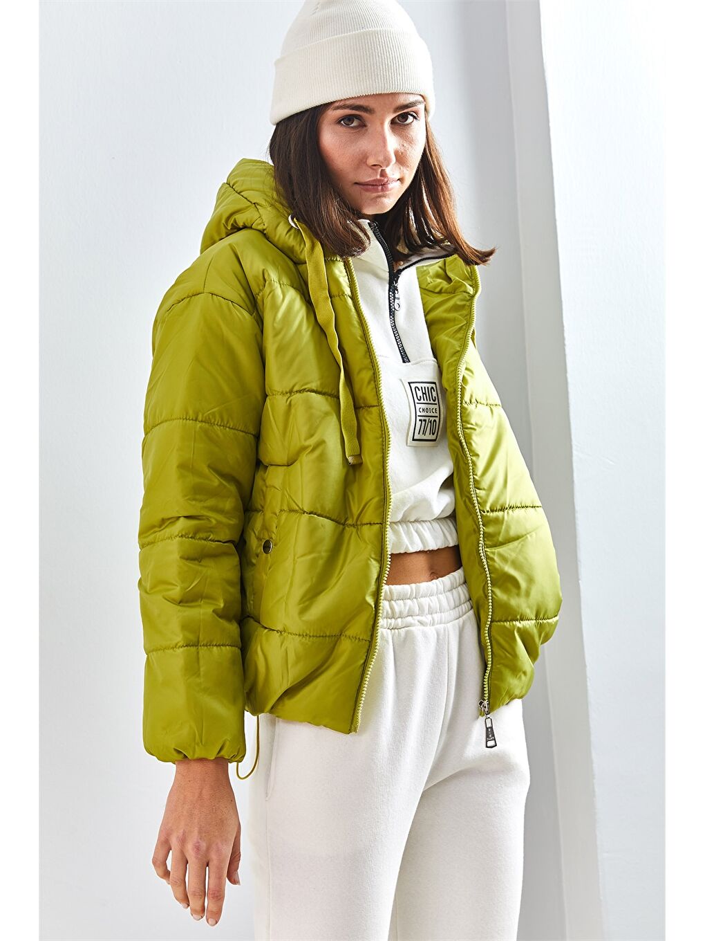 Yeşil Kadın Kapüşonlu Düz Şişme Mont-1