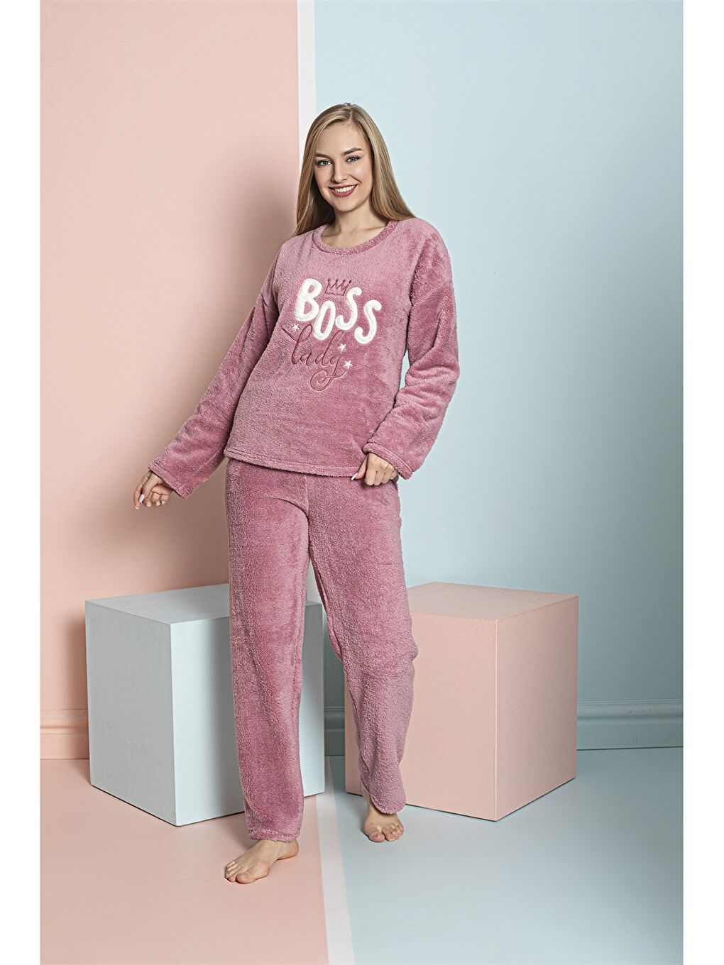 Lila Bisiklet Yaka Nakışlı Uzun Kollu Kadın Peluş Pijama Takımı