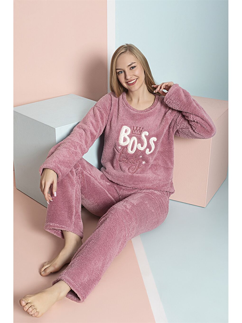 Lila Bisiklet Yaka Nakışlı Uzun Kollu Kadın Peluş Pijama Takımı-1