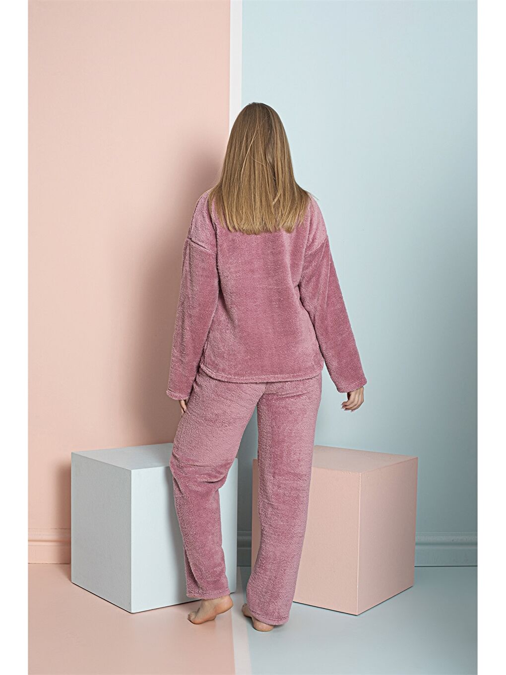 Lila Bisiklet Yaka Nakışlı Uzun Kollu Kadın Peluş Pijama Takımı-2