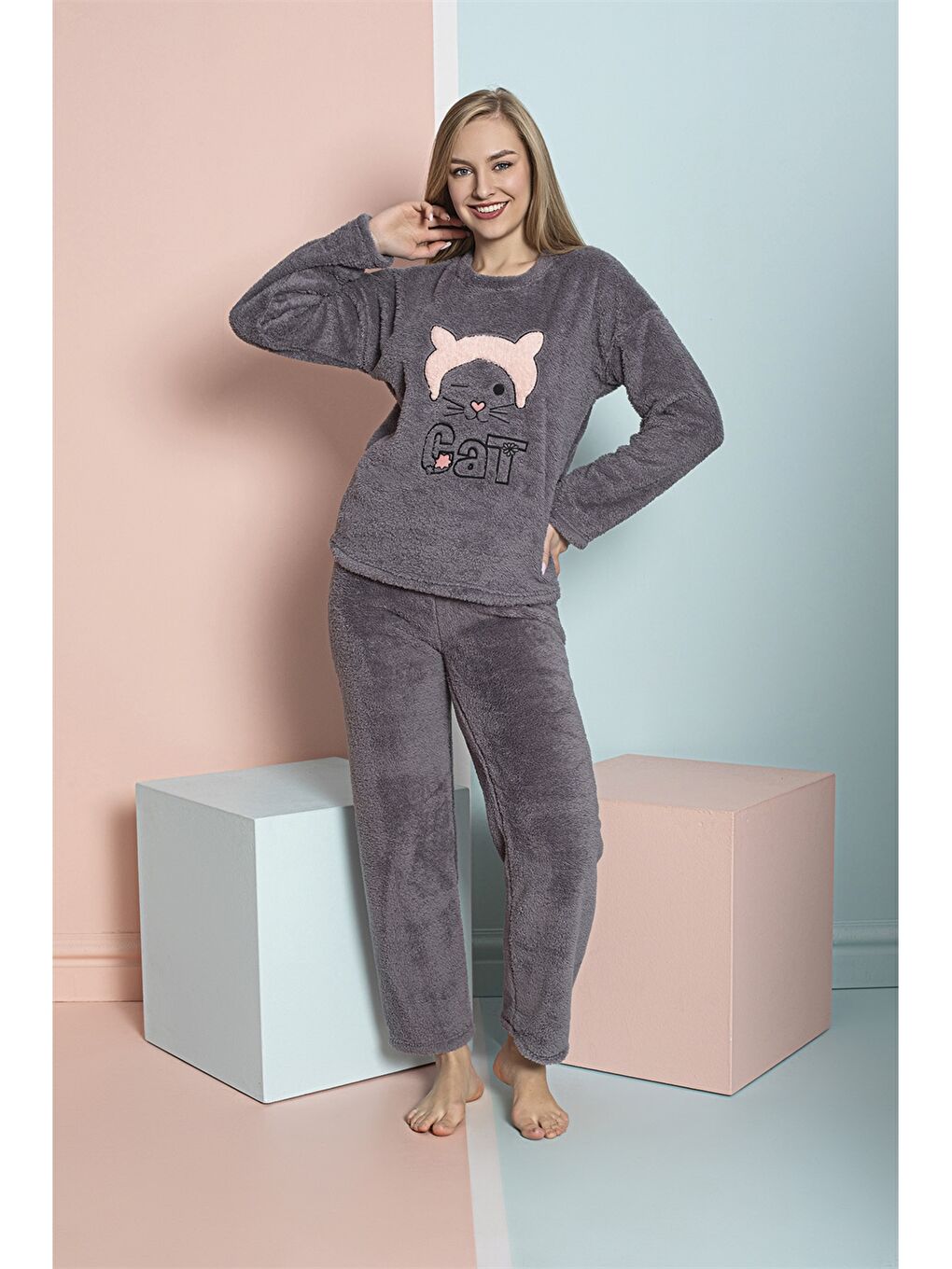 Antrasit Bisiklet Yaka Nakışlı Uzun Kollu Kadın Peluş Pijama Takımı