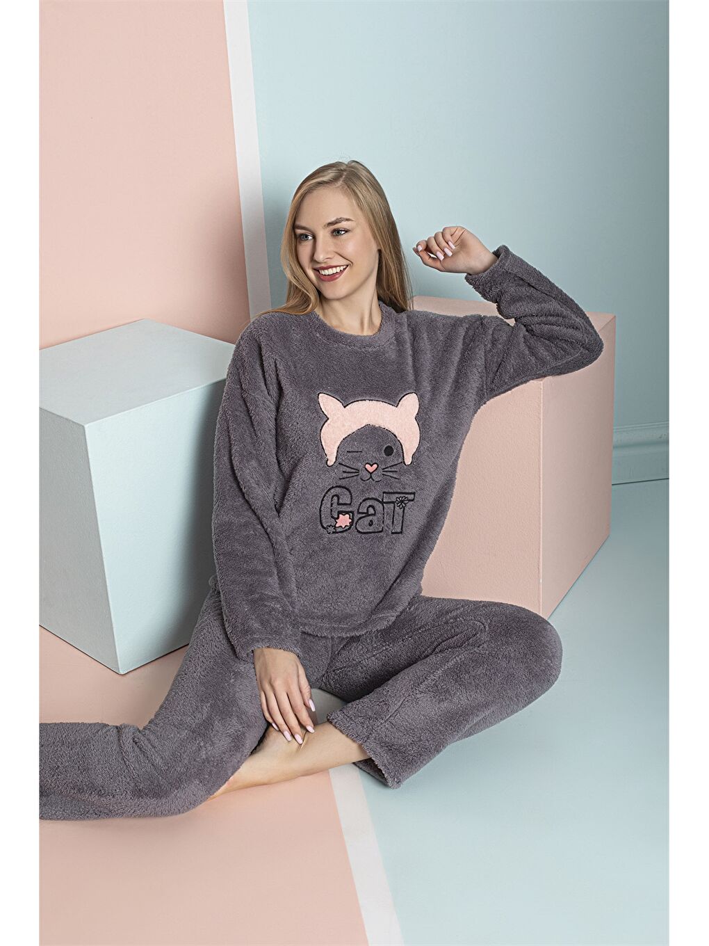 Antrasit Bisiklet Yaka Nakışlı Uzun Kollu Kadın Peluş Pijama Takımı-1