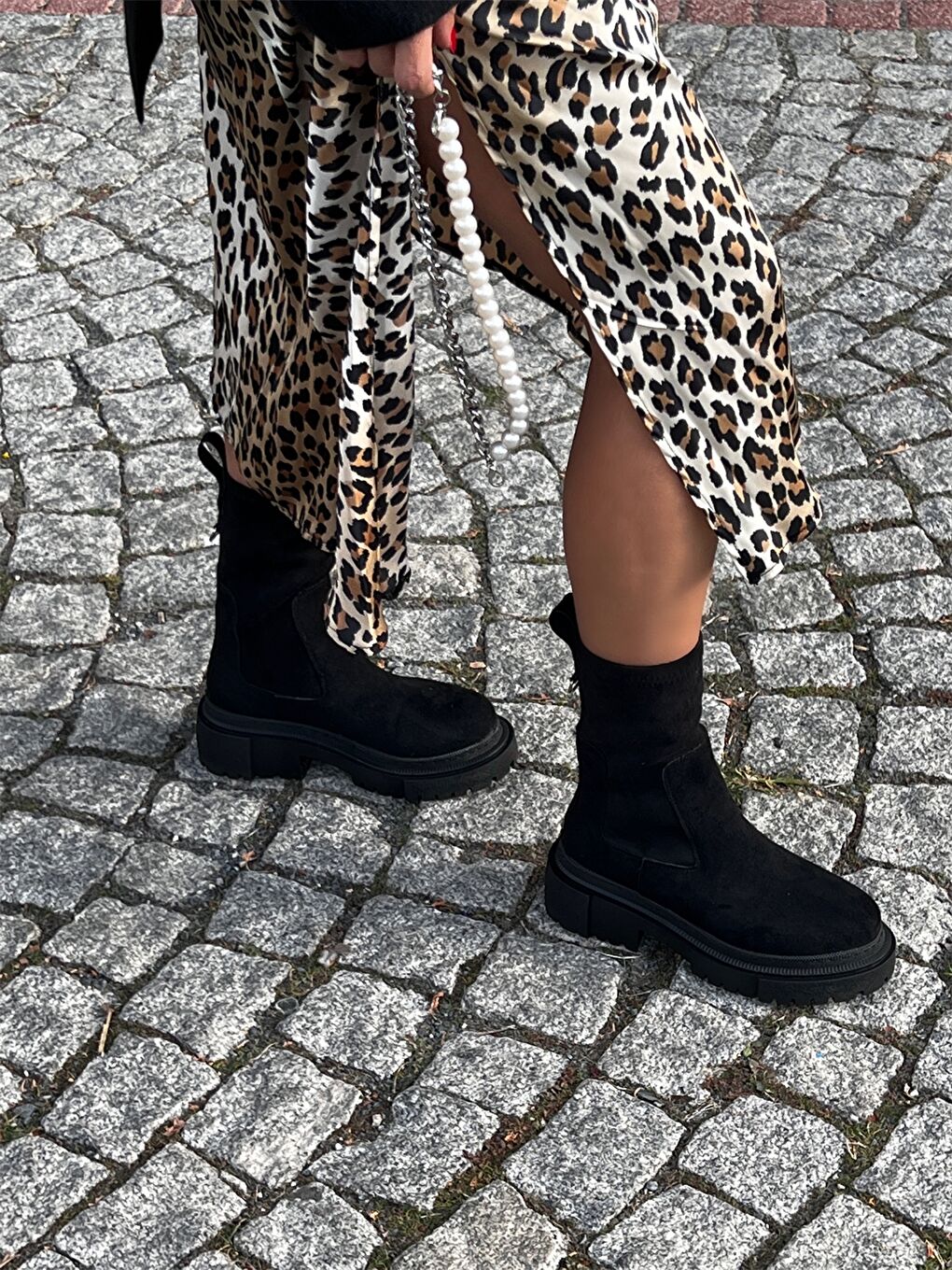 Siyah İnci ve Zincir Detaylı Kalın Taban Kadın Bot