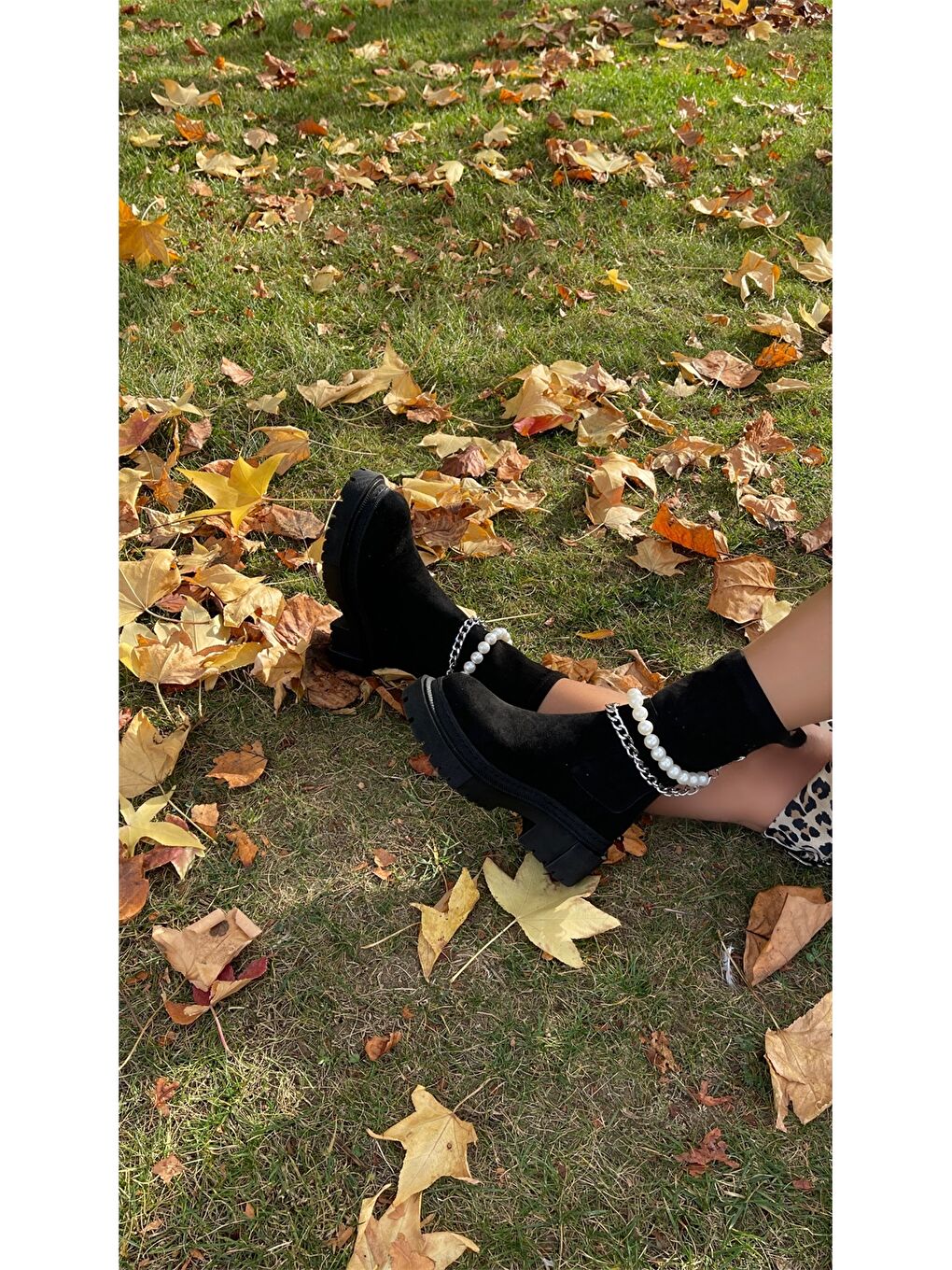 Siyah İnci ve Zincir Detaylı Kalın Taban Kadın Bot-1