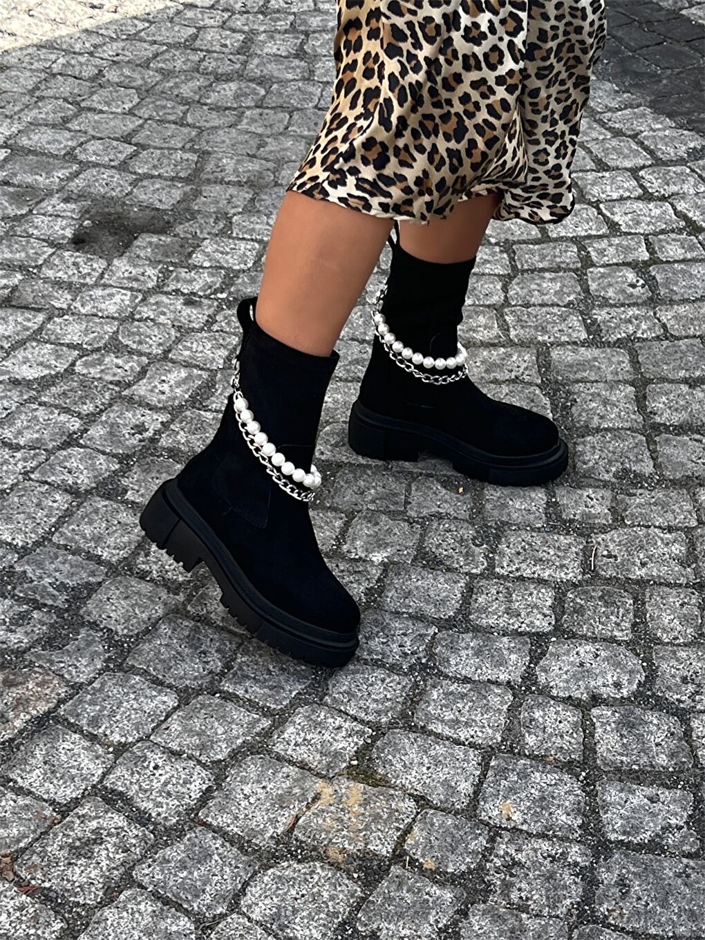 Siyah İnci ve Zincir Detaylı Kalın Taban Kadın Bot-2