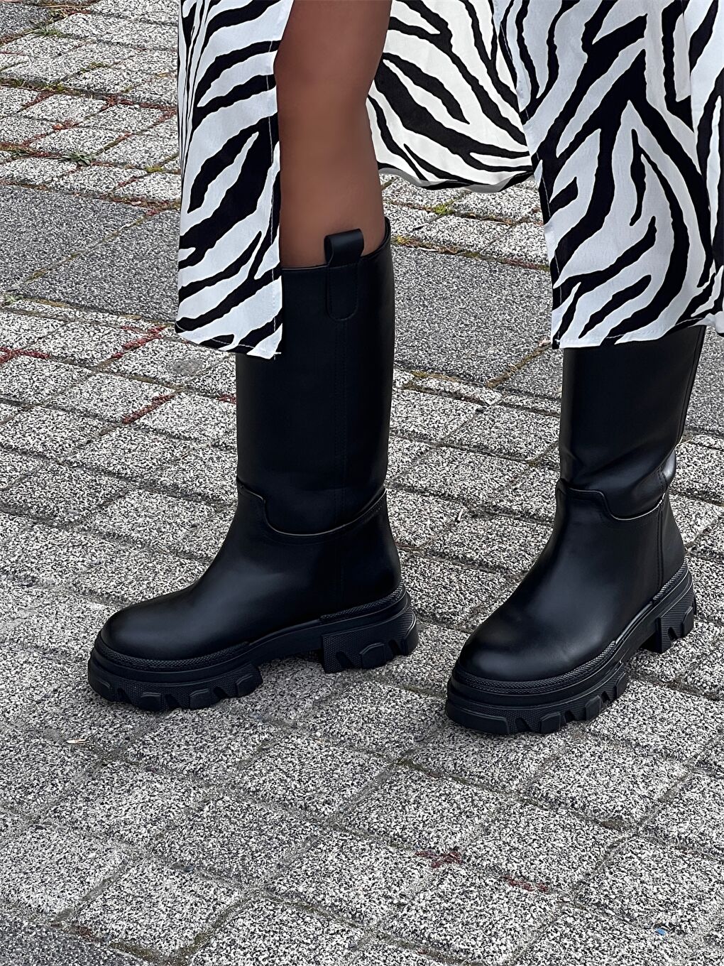 Siyah Deri Görünümlü Kalın Taban Kadın Çizme