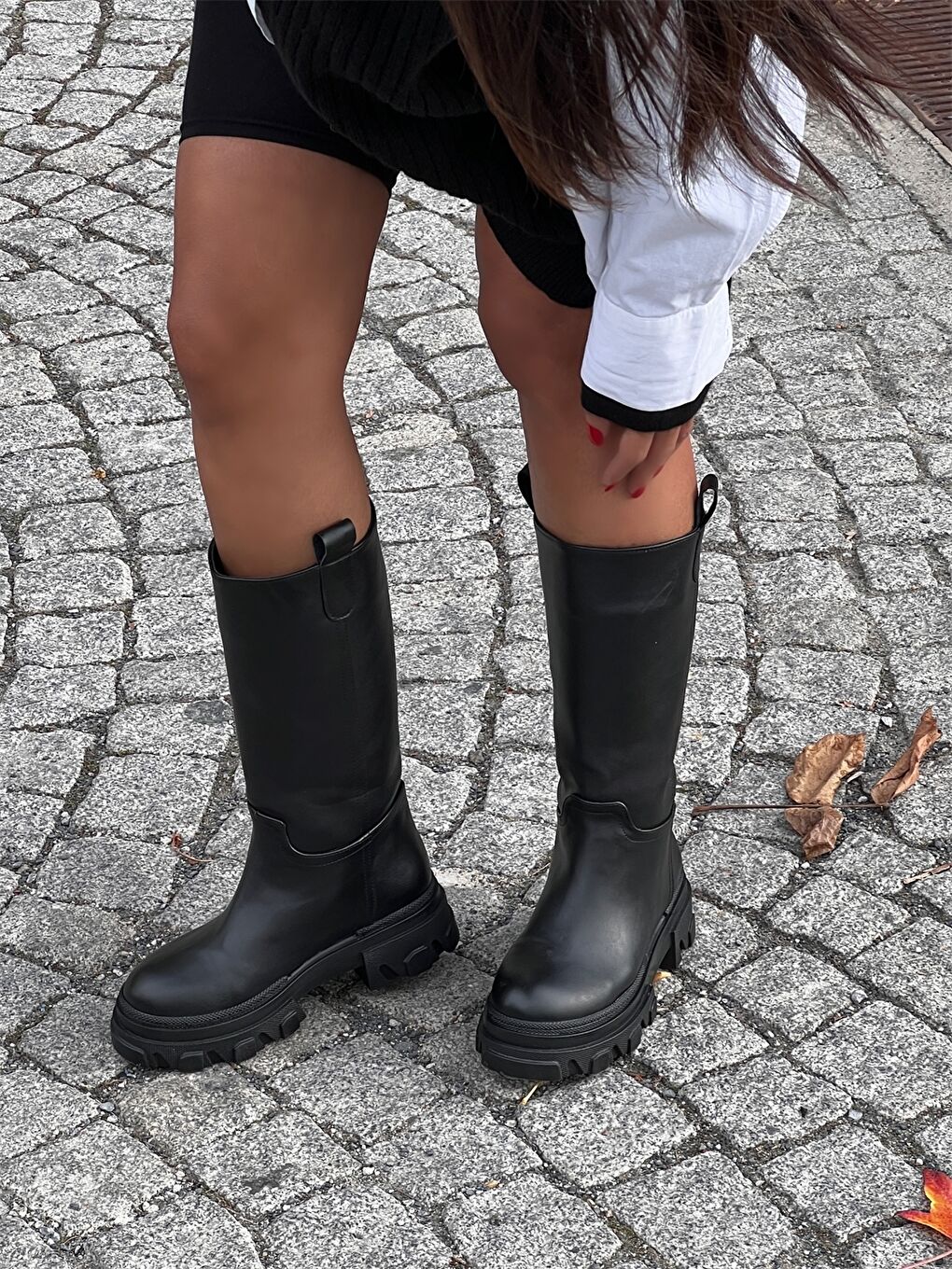 Siyah Deri Görünümlü Kalın Taban Kadın Çizme-2
