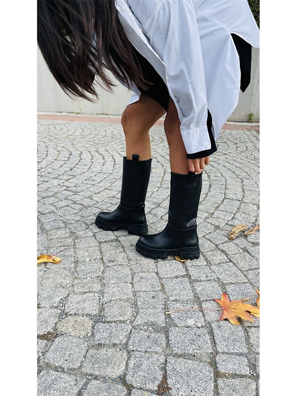 Siyah Deri Görünümlü Kalın Taban Kadın Çizme-3